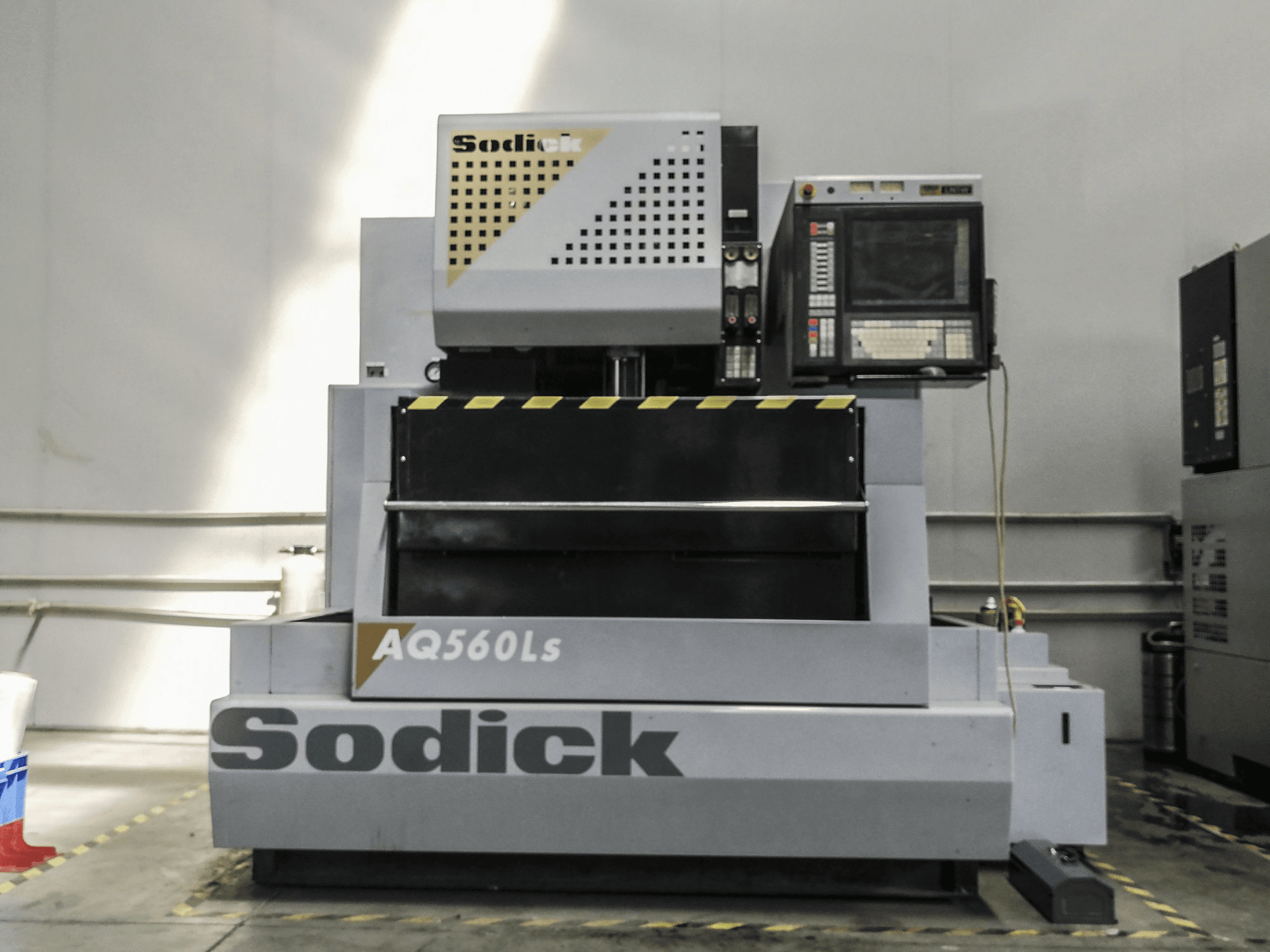 Vooraanzicht van Sodick AQ560LS machine
