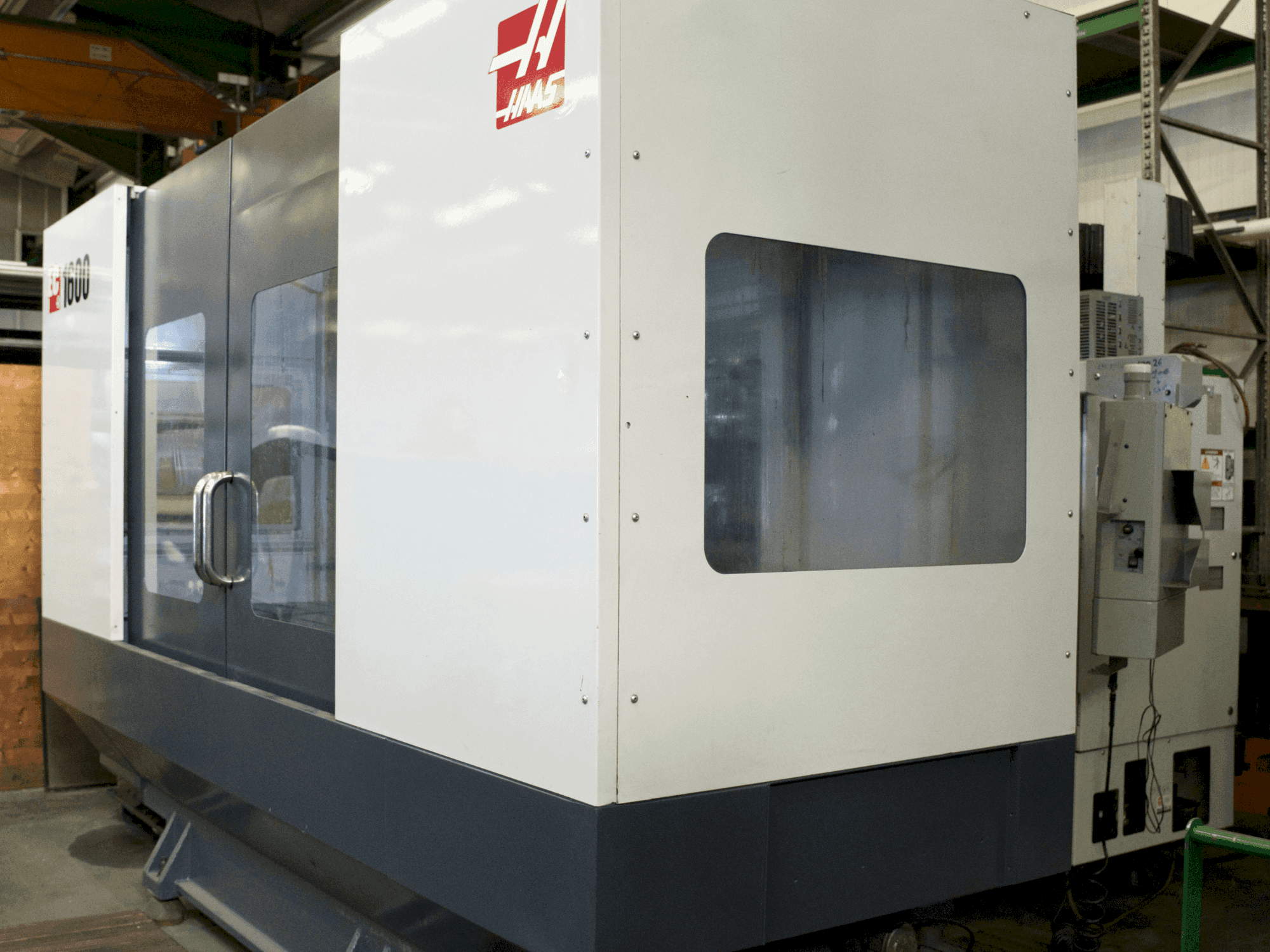 Vooraanzicht van HAAS EC-1600 machine
