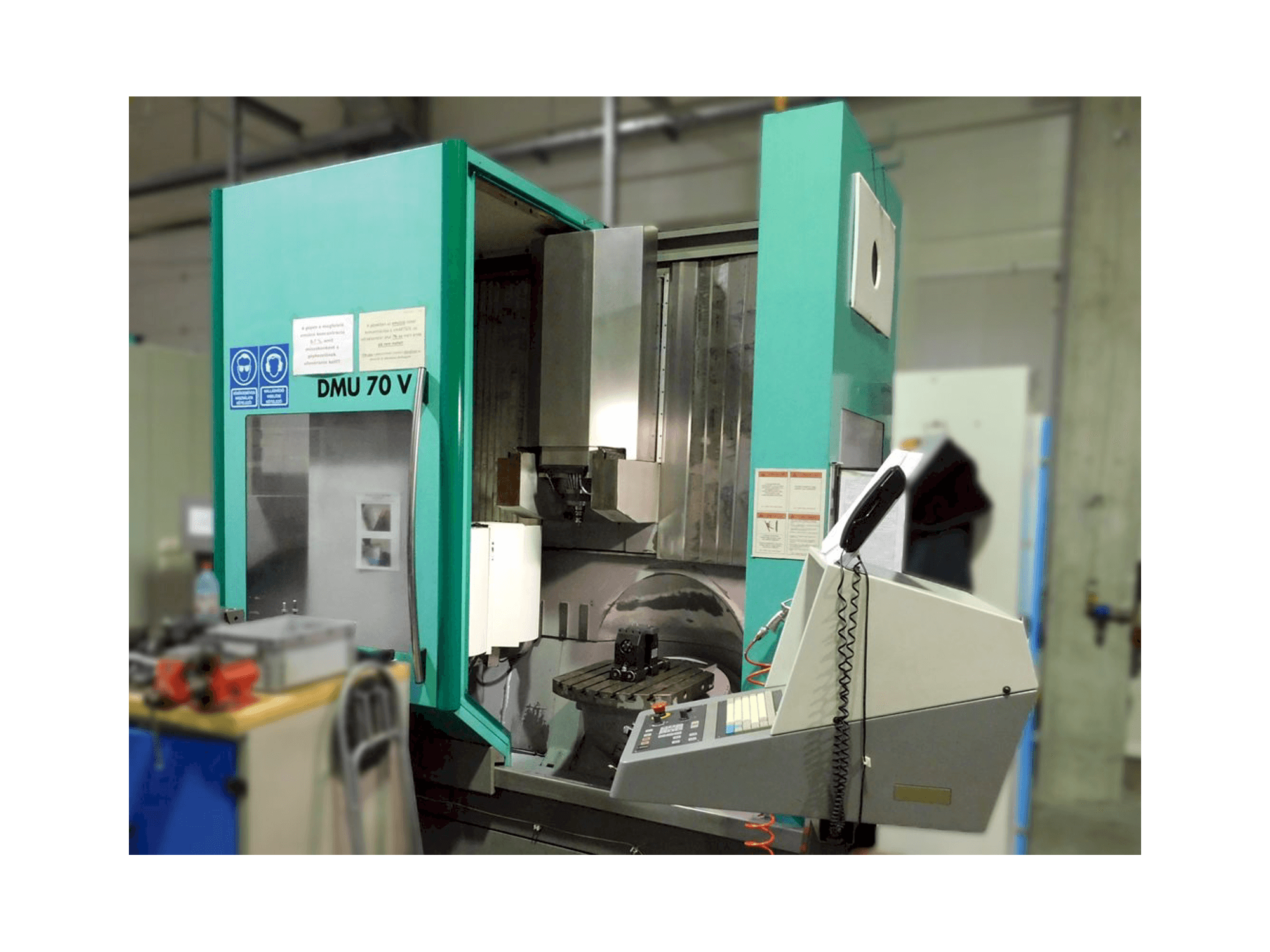 Vooraanzicht van DMG DMU 70 V machine