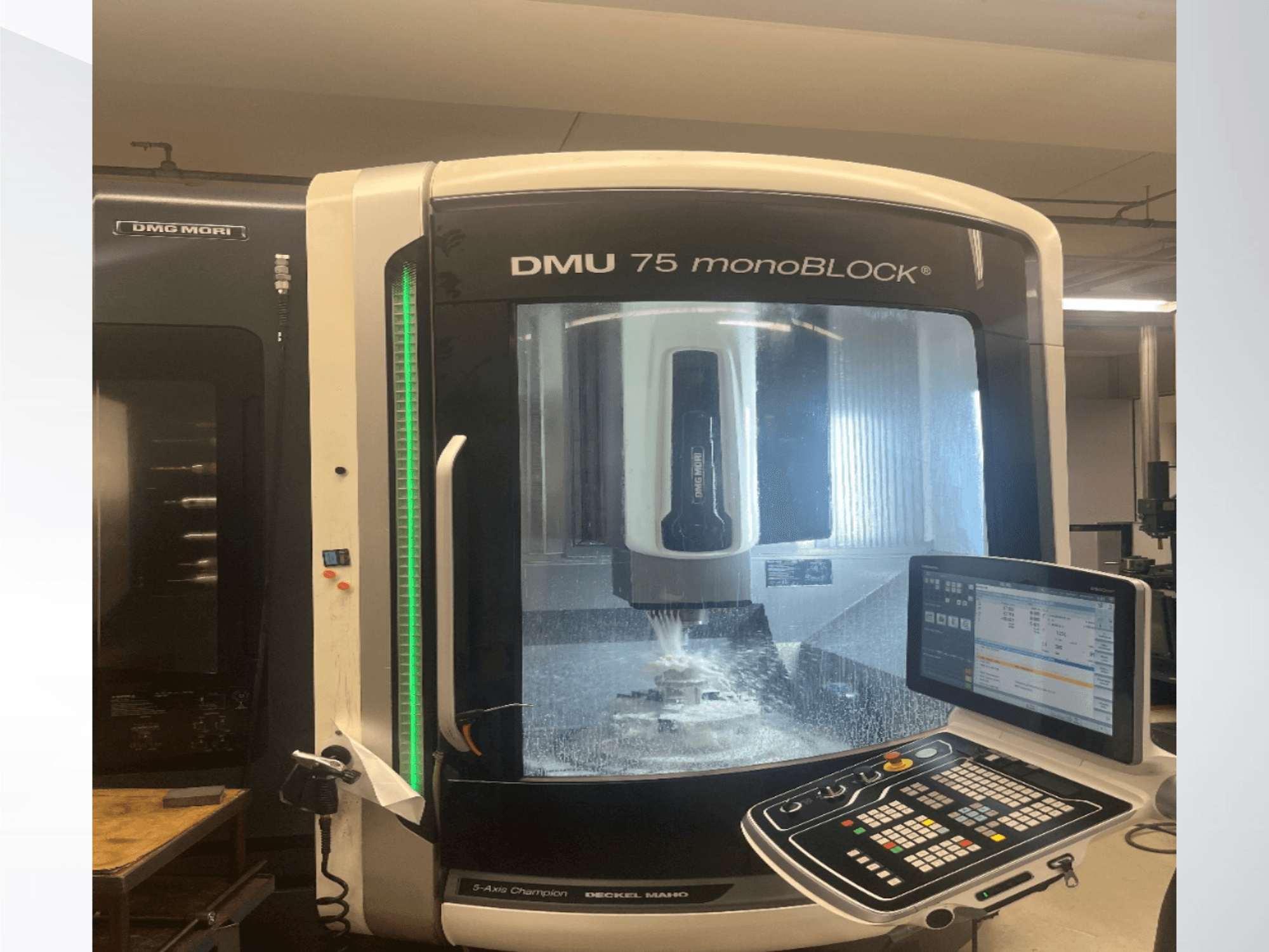 DMG MORI DMU 75 monoBLOCK universeel bewerkingscentrum in vooraanzicht, met het bedieningspaneel en het freesgebied.