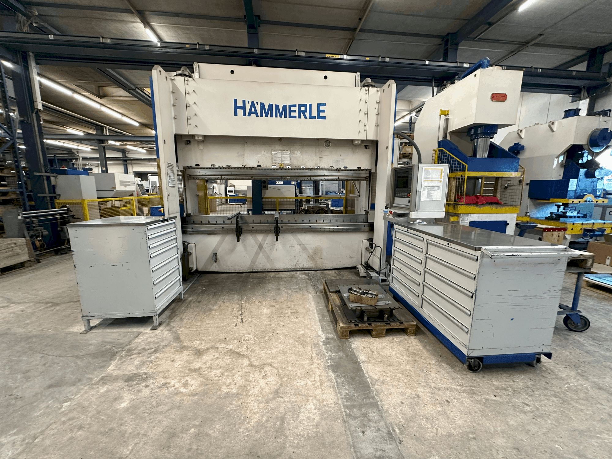 Vooraanzicht van HAMMERLE BM 200 - 3100 machine