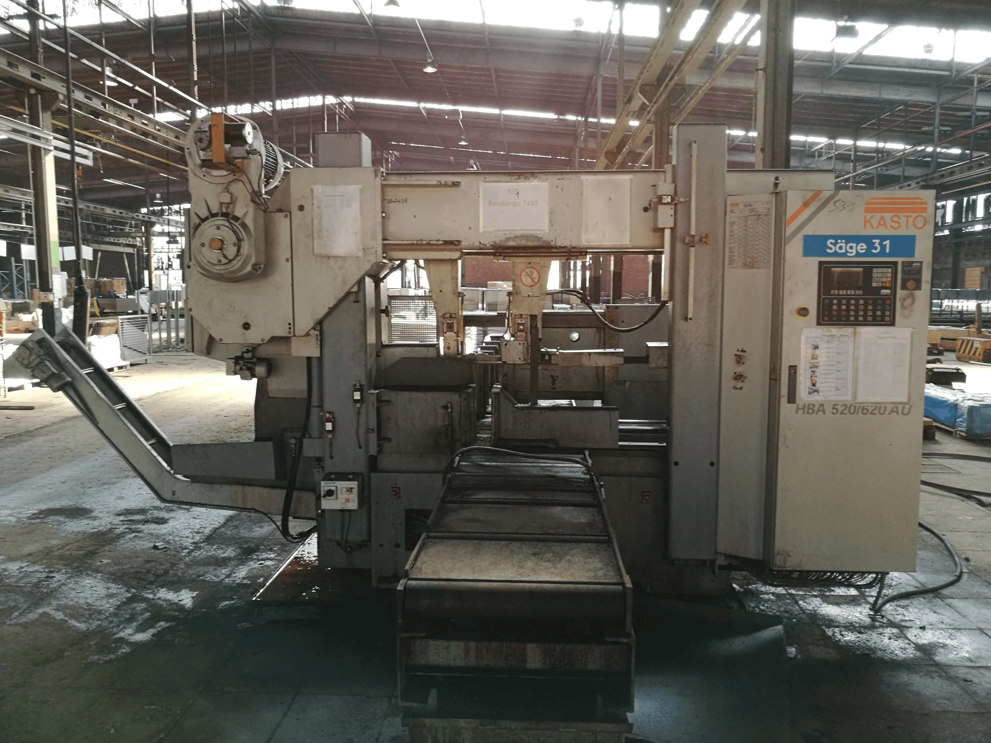 Vooraanzicht van KASTO HBA 520/620 AU machine