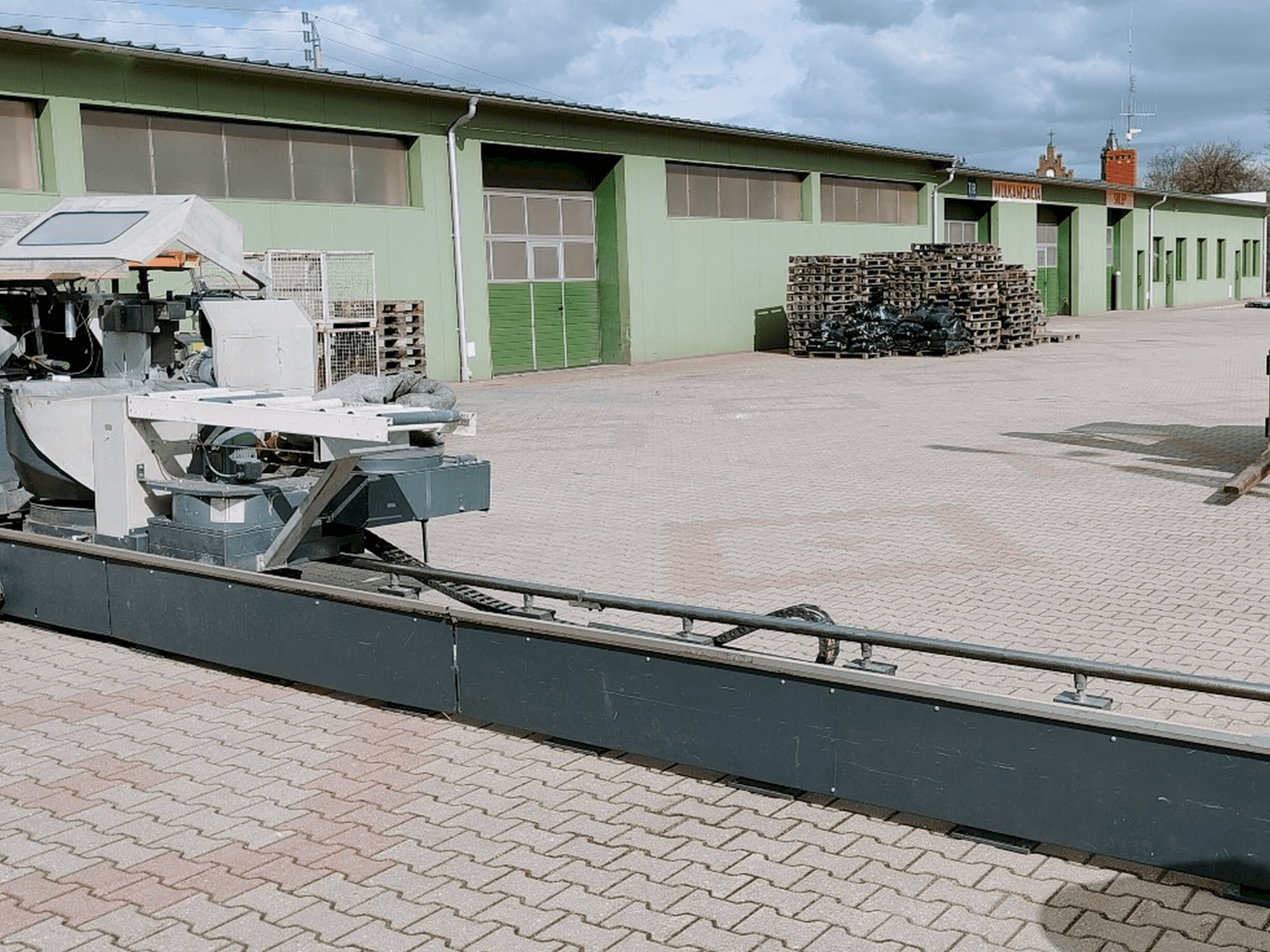 Vooraanzicht van Elumatec DG 244/2 machine