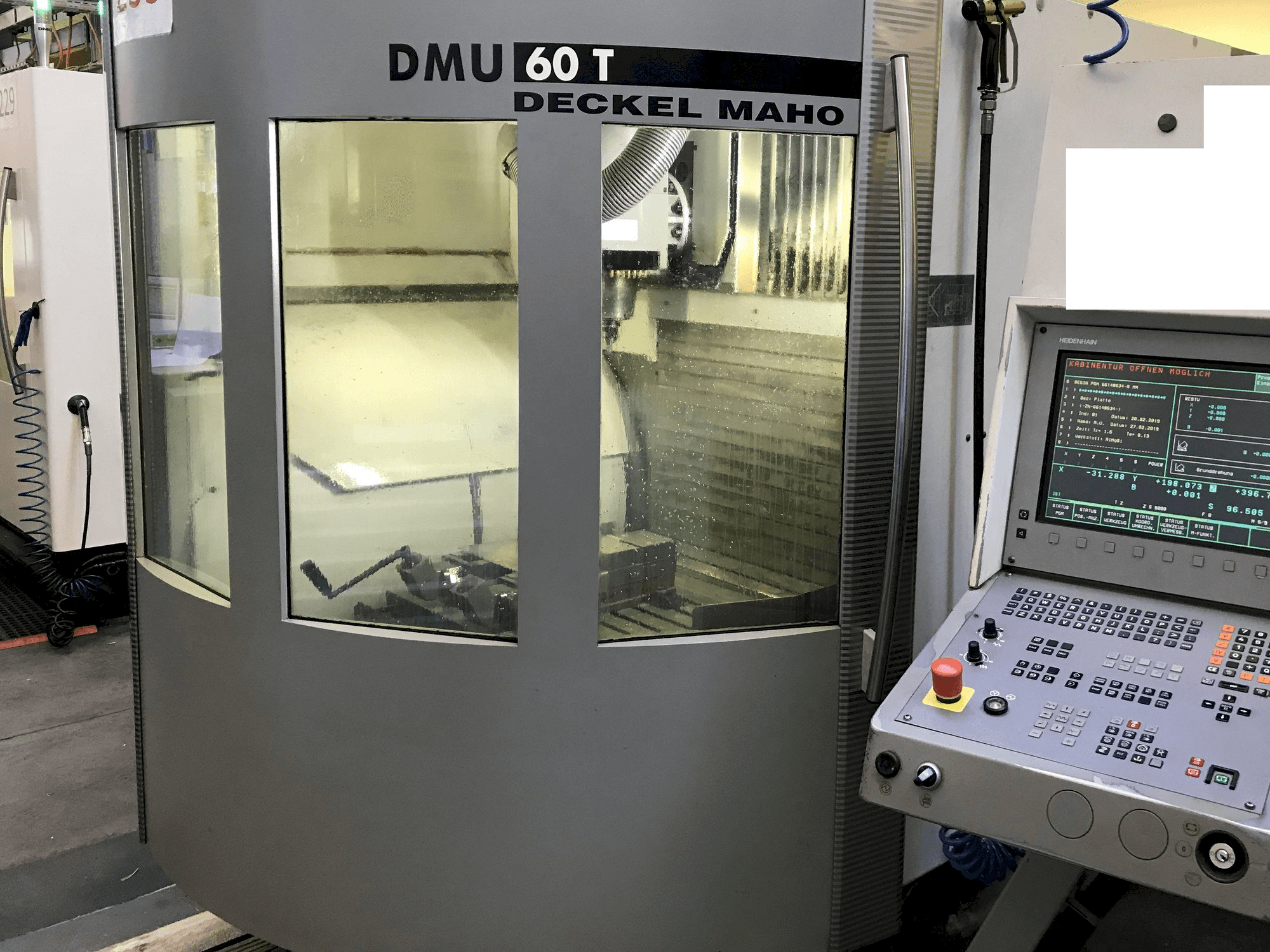 Vooraanzicht van DECKEL MAHO DMU60T machine