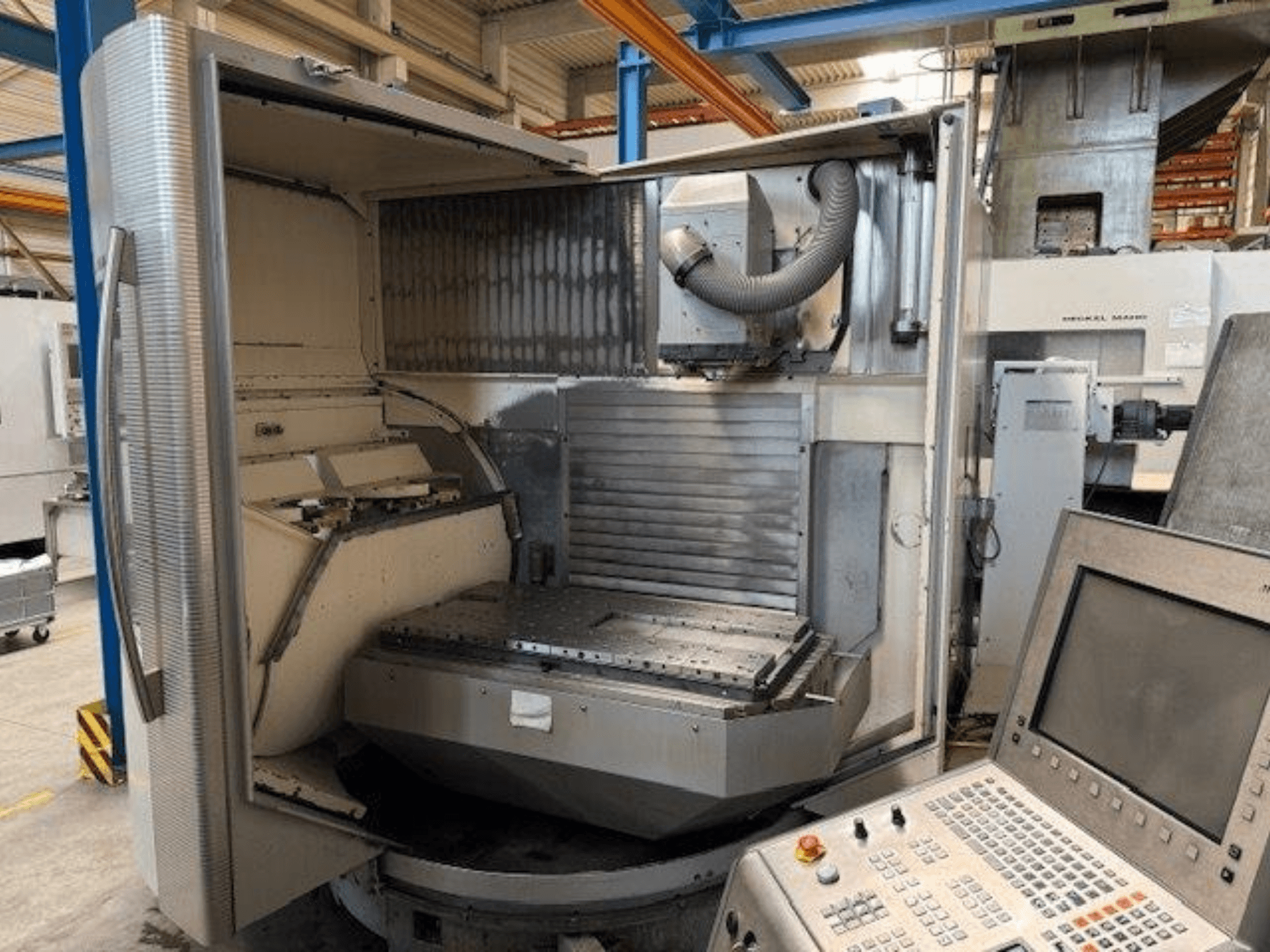 DMG MORI DMU 80T verticaal bewerkingscentrum, vooraanzicht met open behuizing en bedieningspaneel.