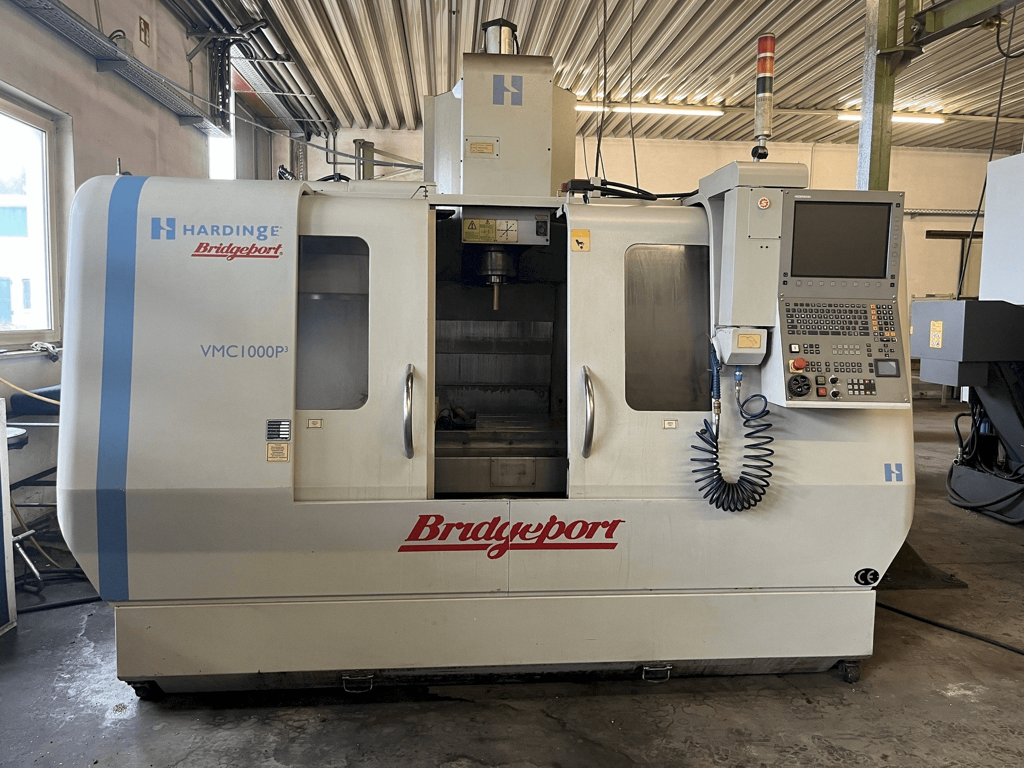 Vooraanzicht van Hardinge Bridgeport VMC 1000 P3 machine