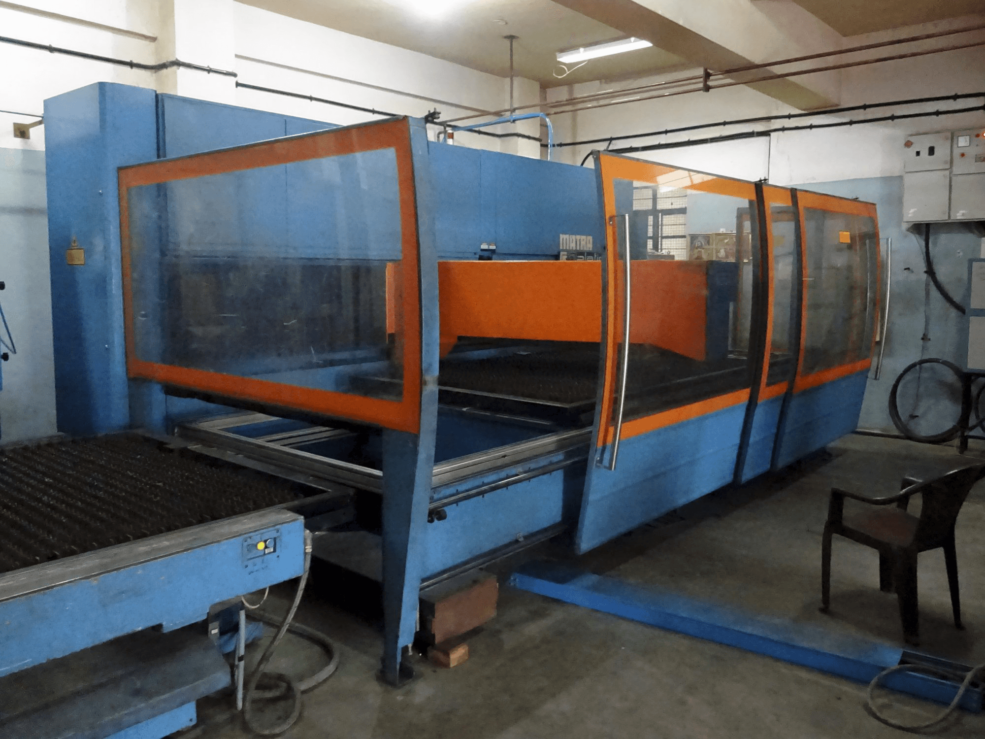 Links zicht van Prima Power Platino 1530 machine