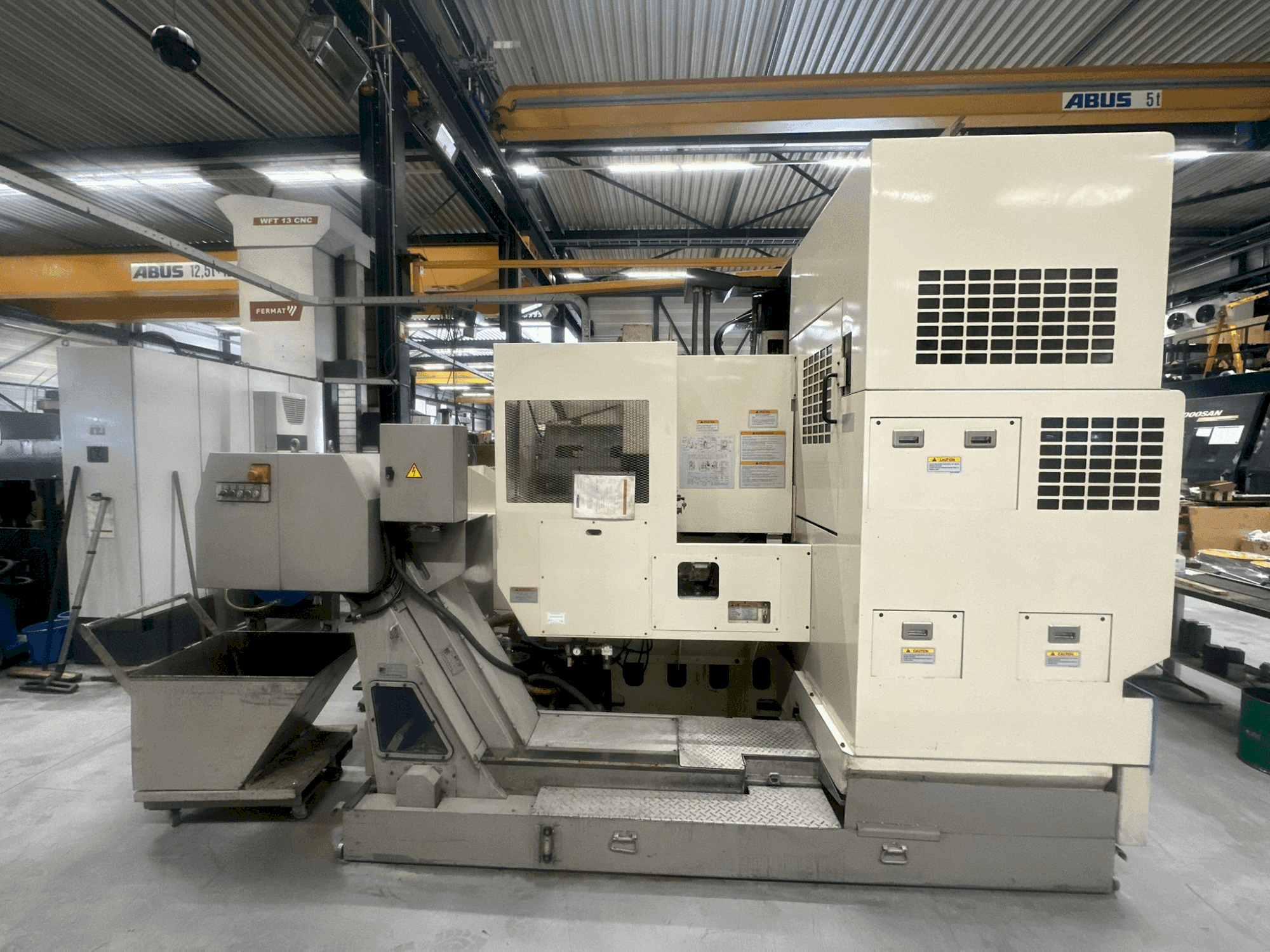 Vooraanzicht van Okuma MX-55VB machine