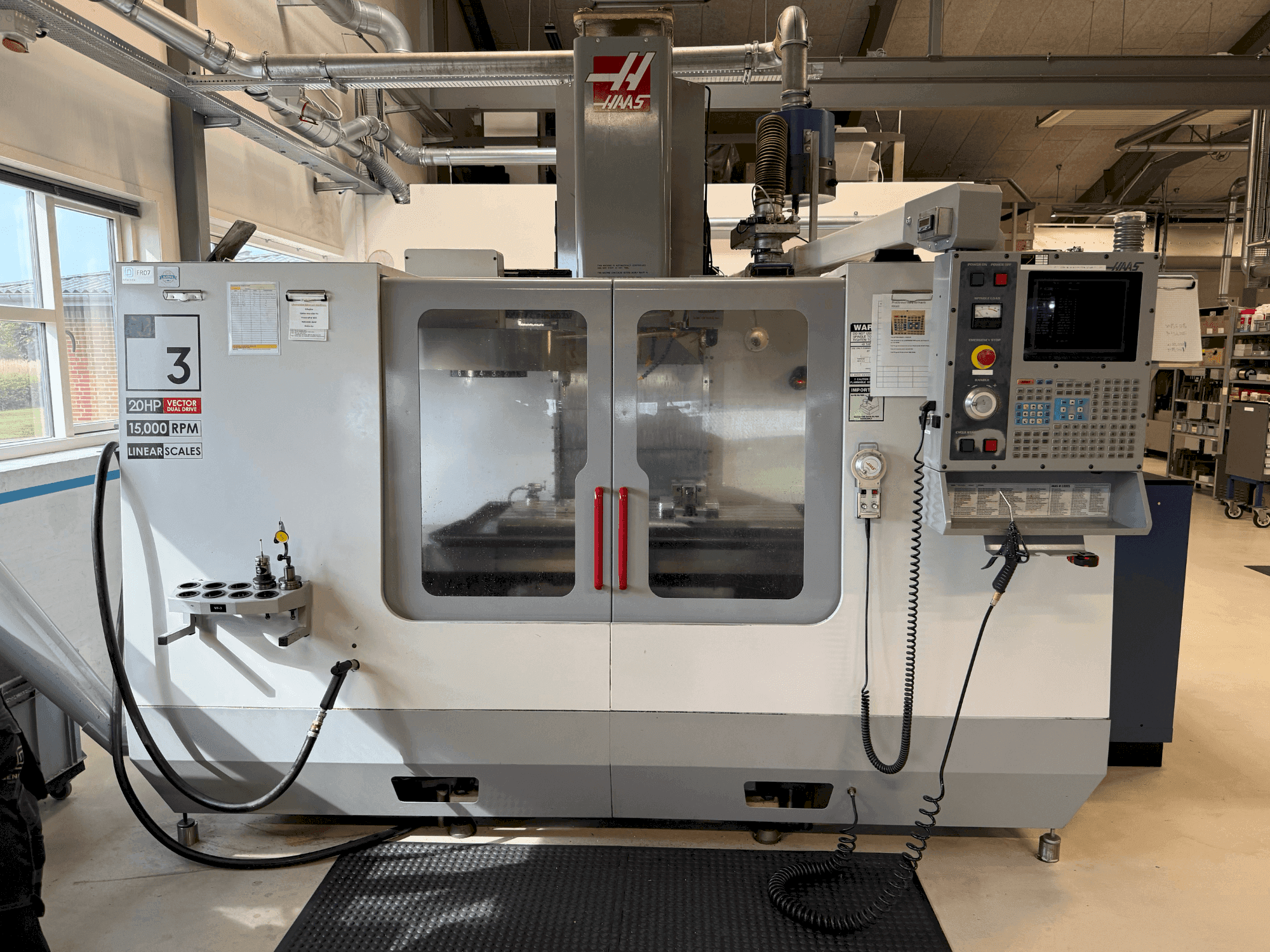 Vooraanzicht van HAAS VF-3DHE machine