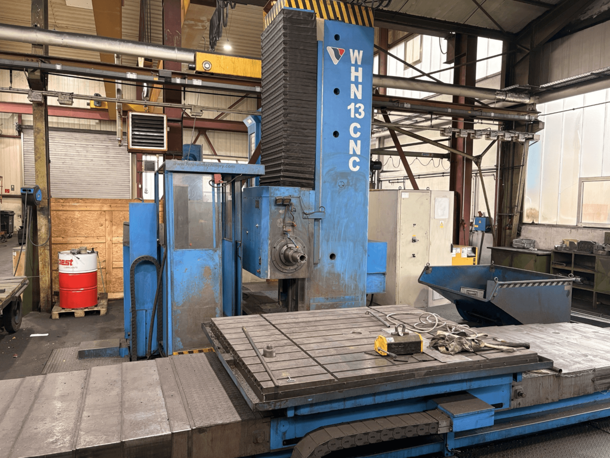 FERMAT WHN 13.8 CNC horizontaal bewerkingscentrum, vooraanzicht met weergave van het bedieningspaneel, de werktafel en details van de industriële opstelling.
