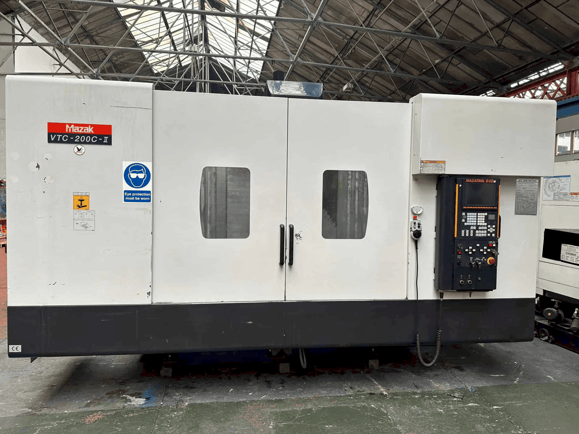 Vooraanzicht van Mazak VTC - 200C machine