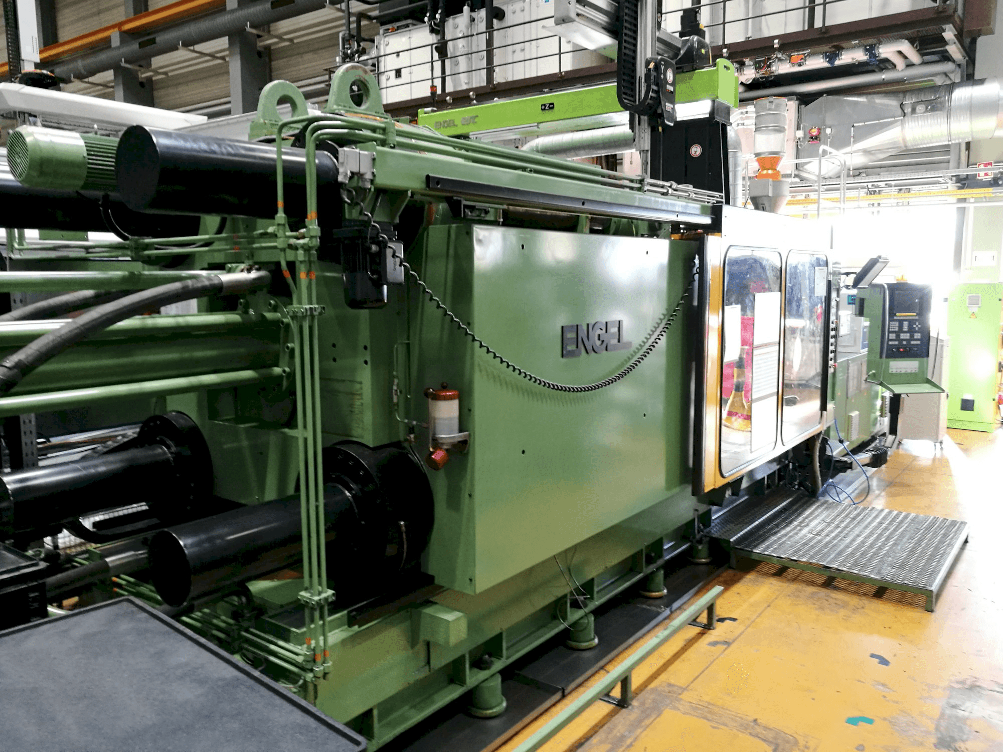 Recht aanzicht van ENGEL ES 4400/800 machine