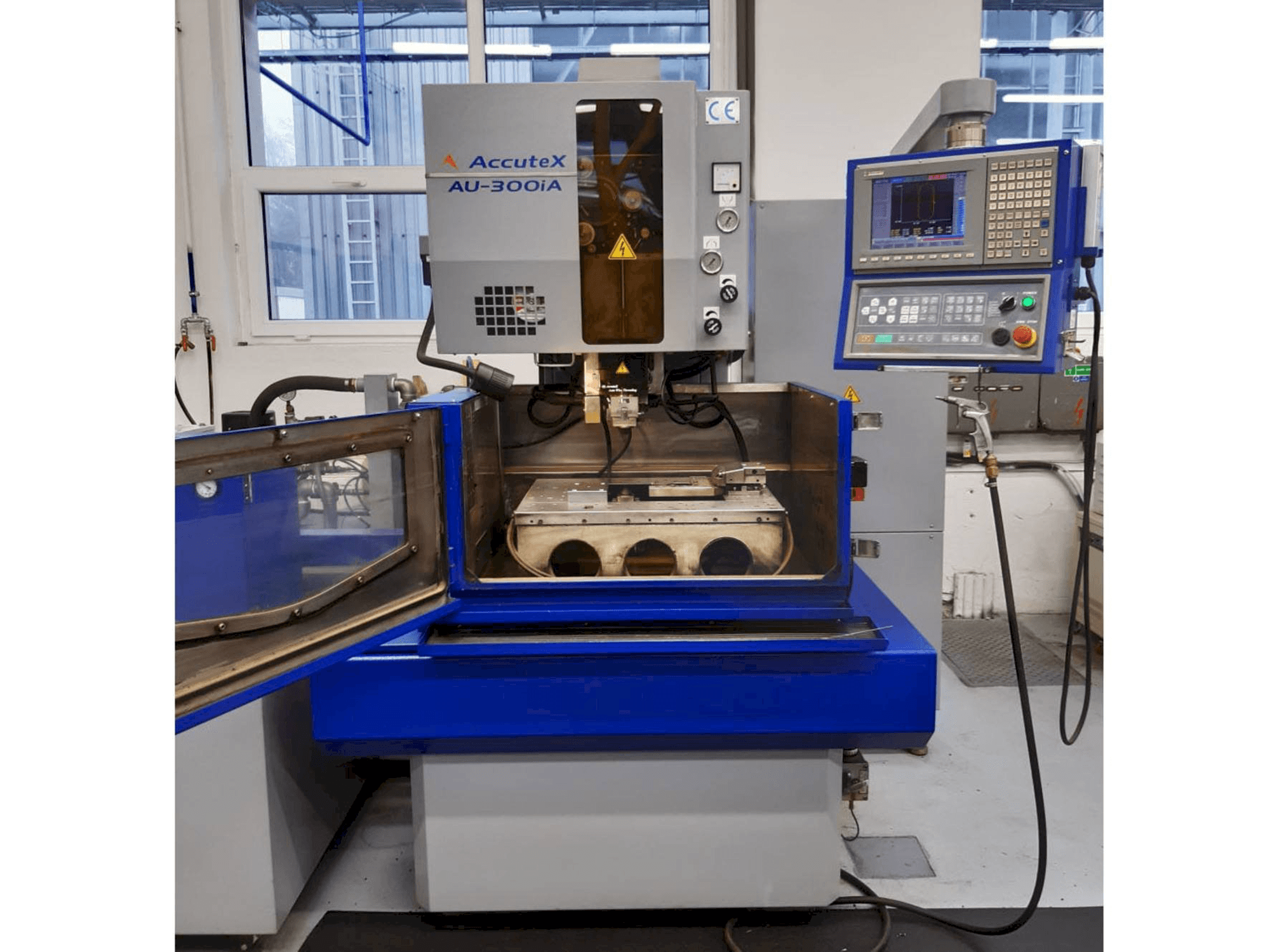 Vooraanzicht van AccuteX AU-300iA machine