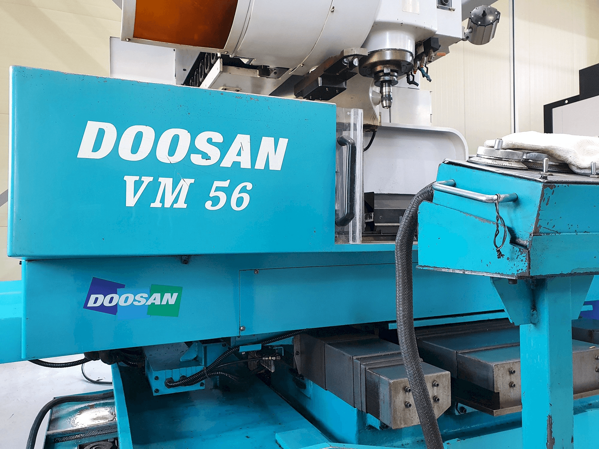 Vooraanzicht van Doosan VM56 machine