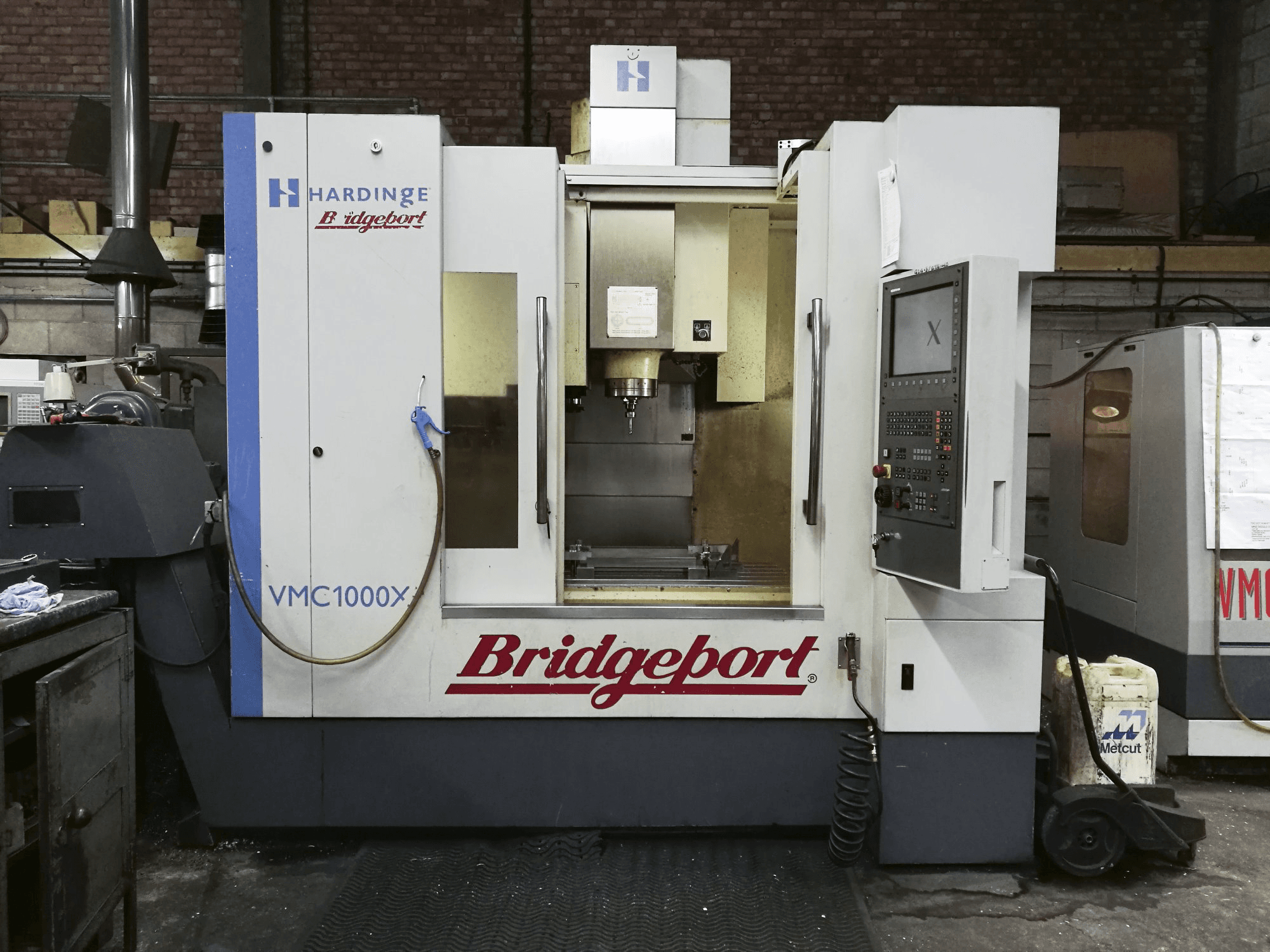 Vooraanzicht van Bridgeport VMC XP3-1000 machine