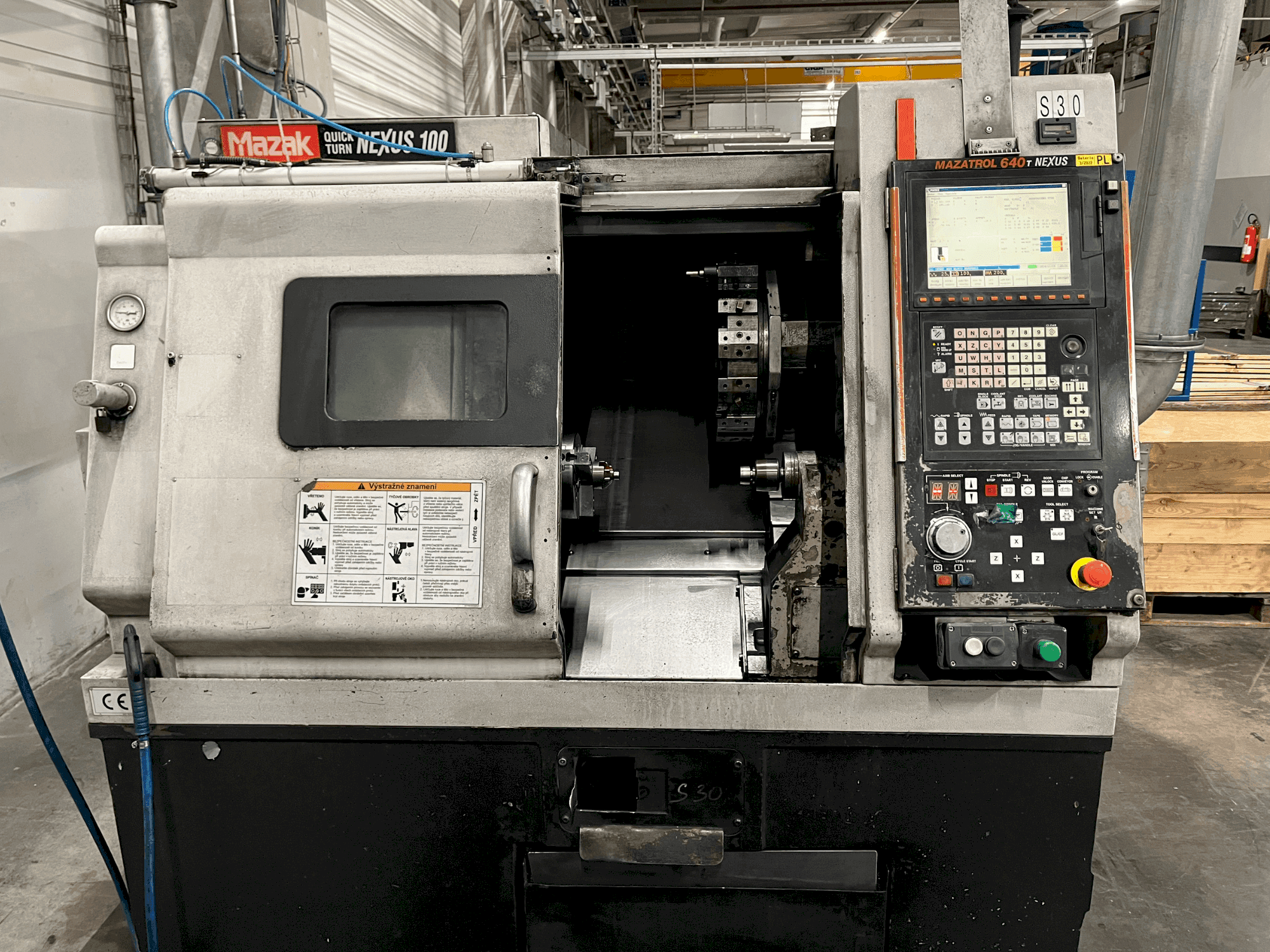 Vooraanzicht van Mazak Quick Turn Nexus 100 machine