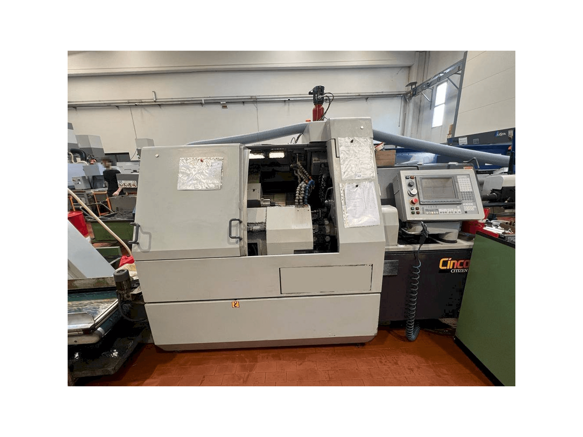 Vooraanzicht van Citizen M32 machine