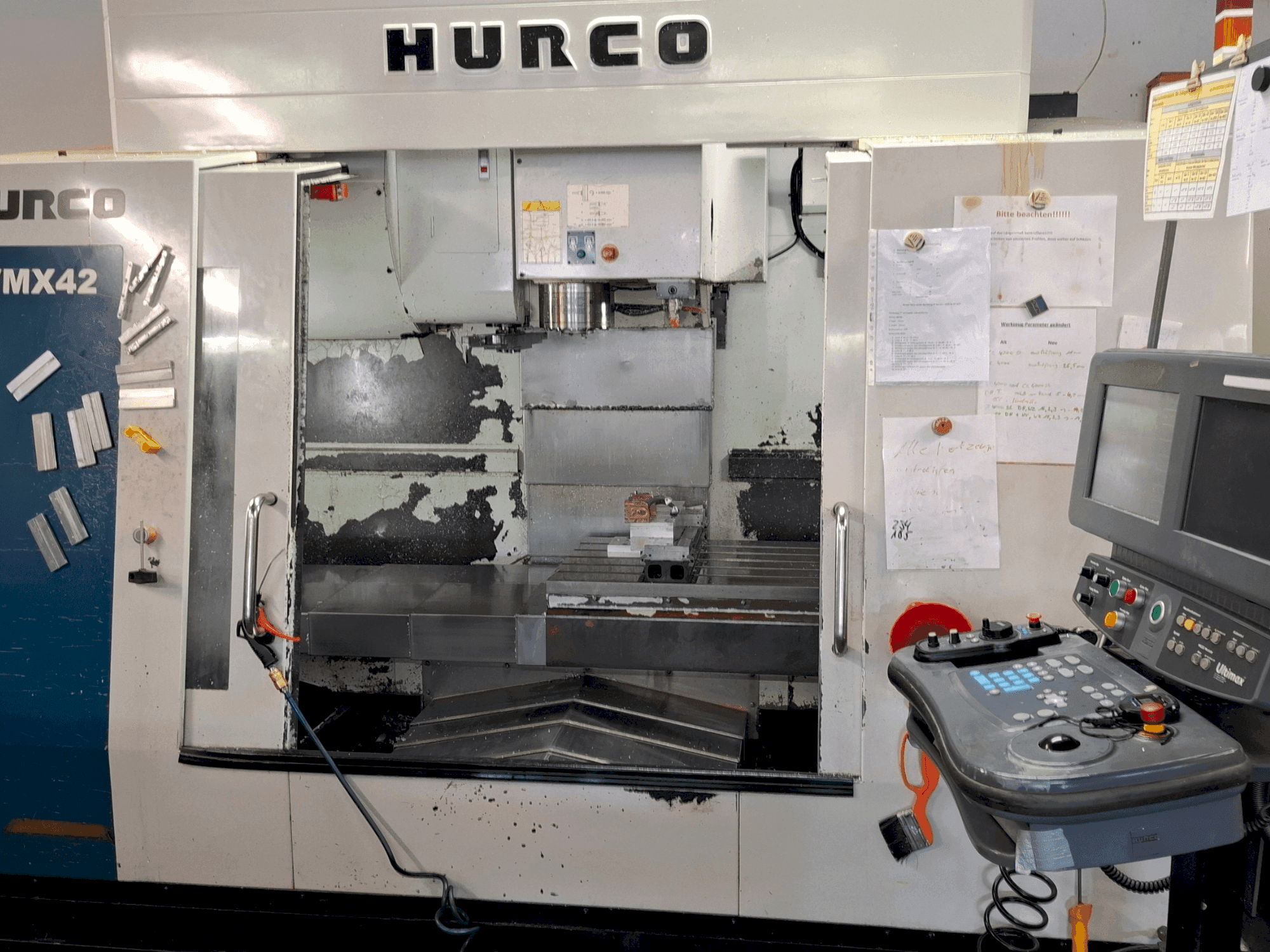 Vooraanzicht van Hurco VMX 42 machine