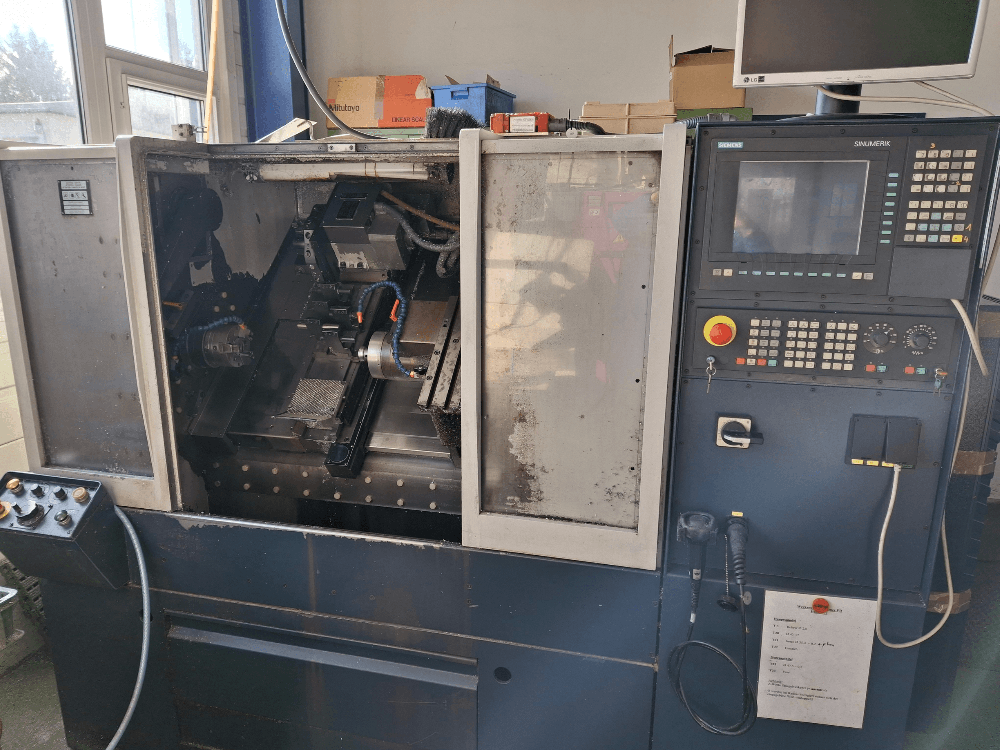 SPINNER PB horizontale draaimachine, vooraanzicht met werkgebied, bedieningspaneel en operatorinterface.
