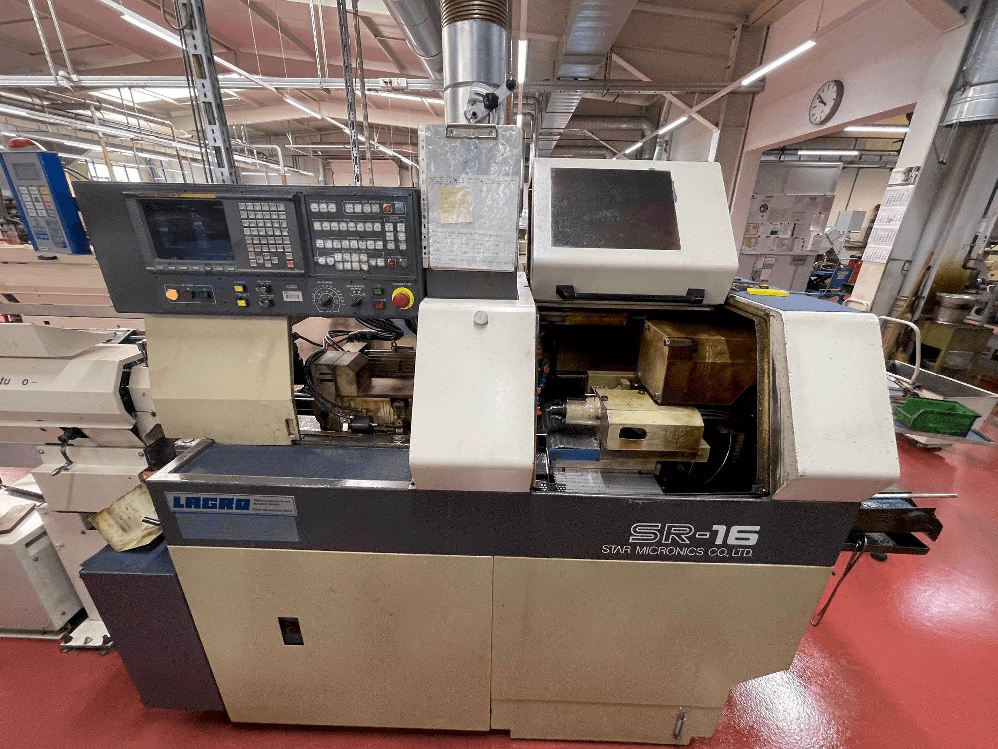Vooraanzicht van Star SR-16 machine