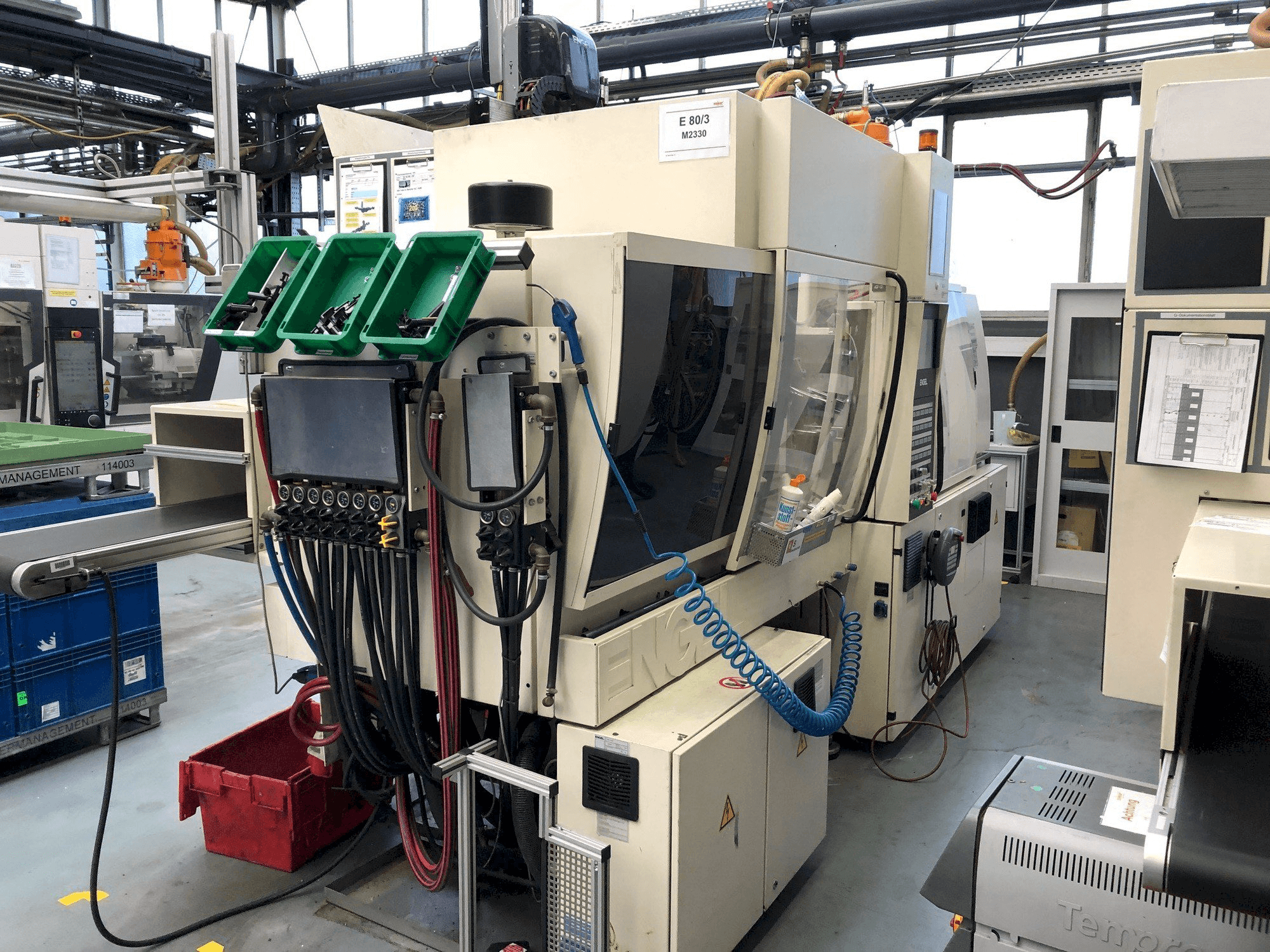 Vooraanzicht van ENGEL Victory 330/80 machine