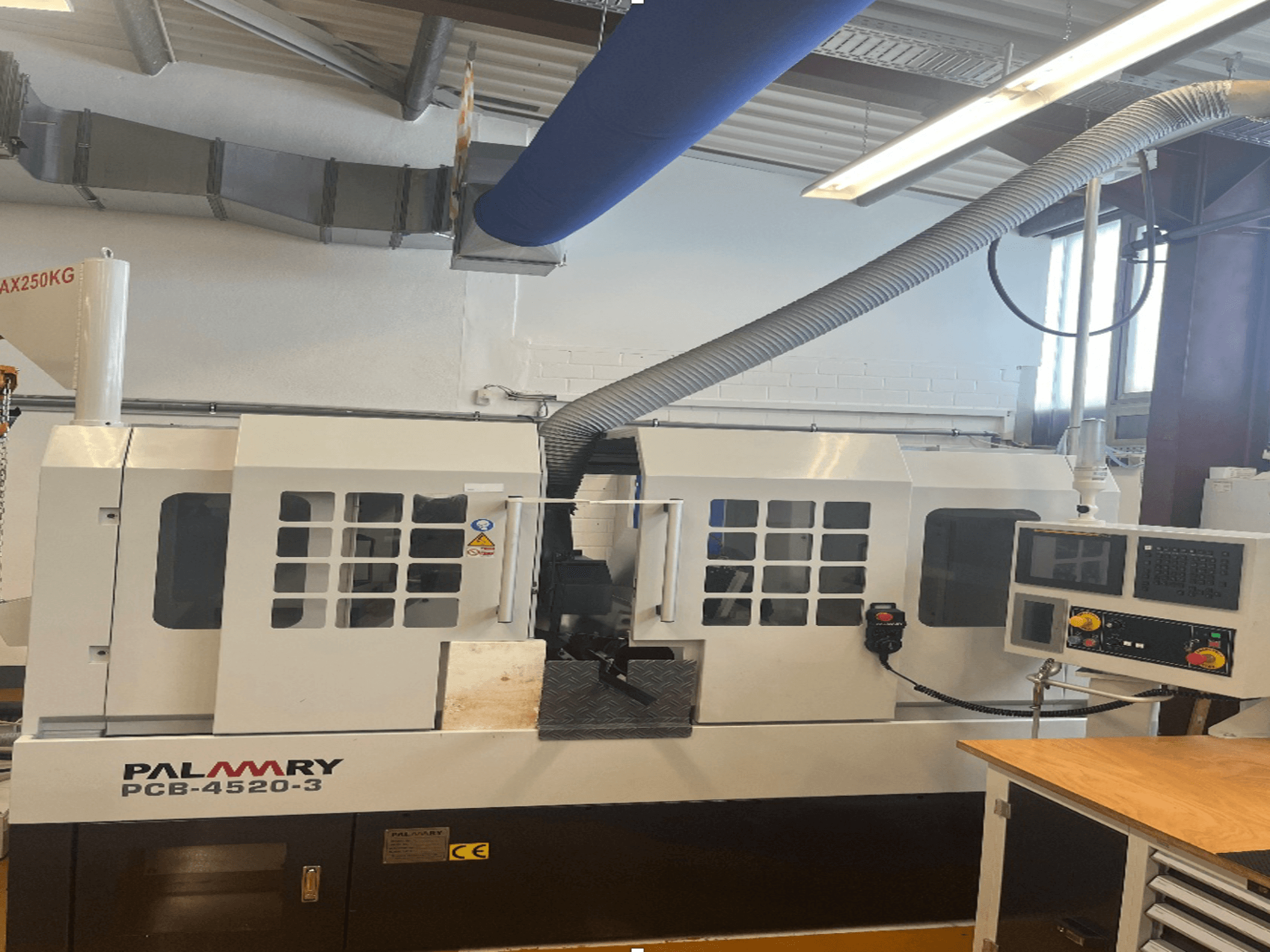 PALMARY PCB-4520-3 centerless-slijpmachine, vooraanzicht, met bedieningspaneel en stofafzuigsysteem.