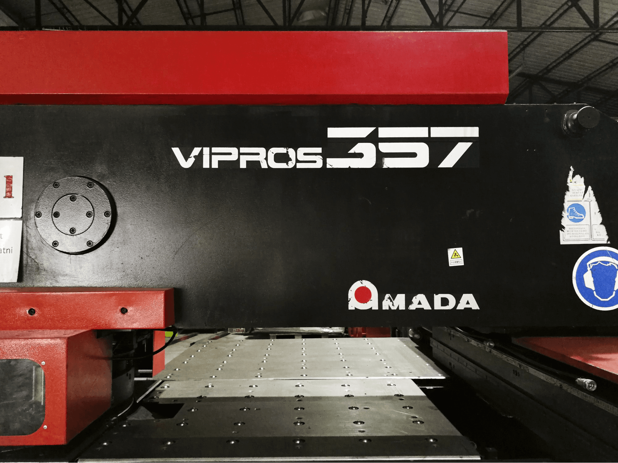 Vooraanzicht van AMADA Vipros 357 machine