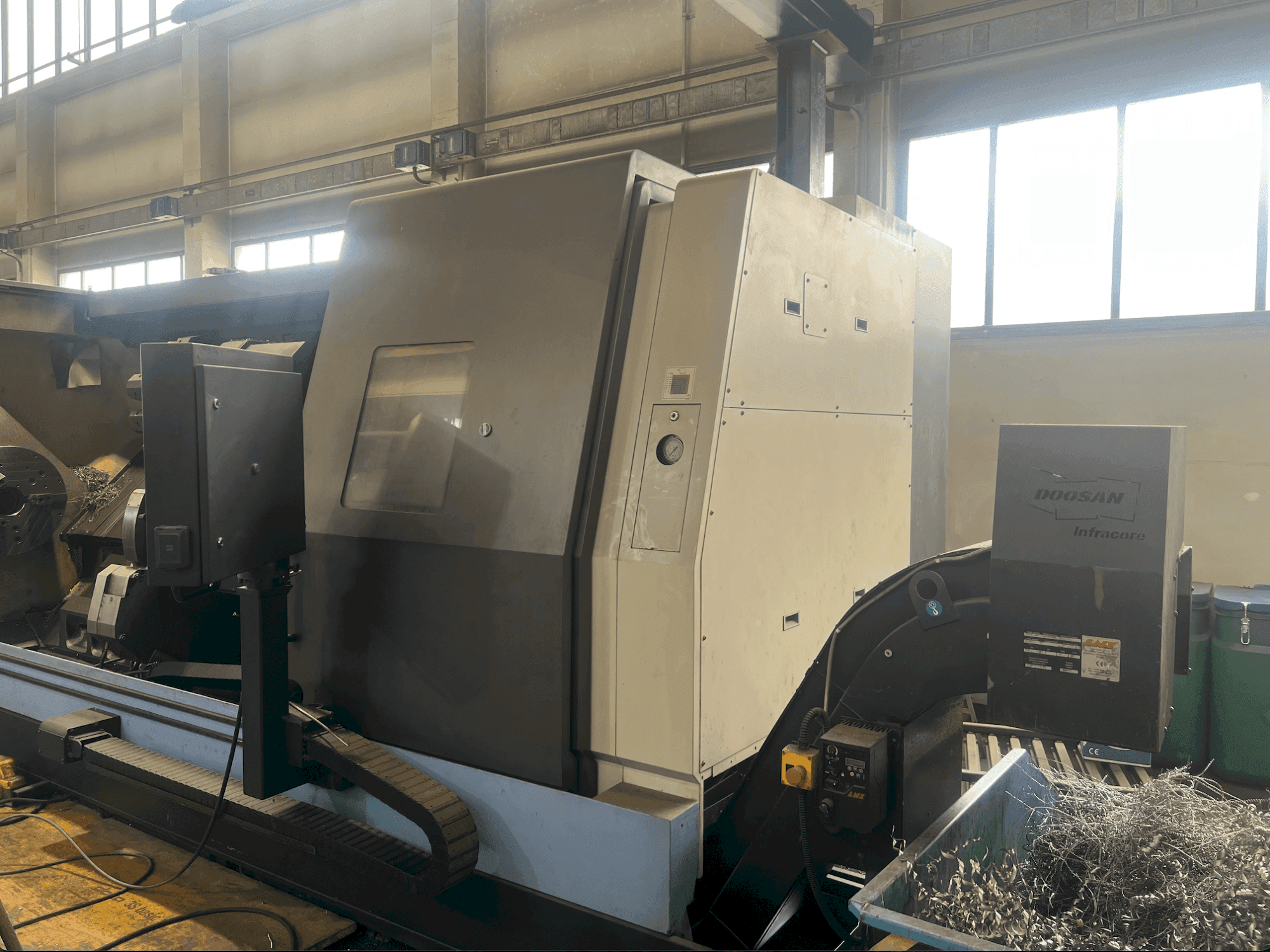 Vooraanzicht van DOOSAN Puma 700 LM machine