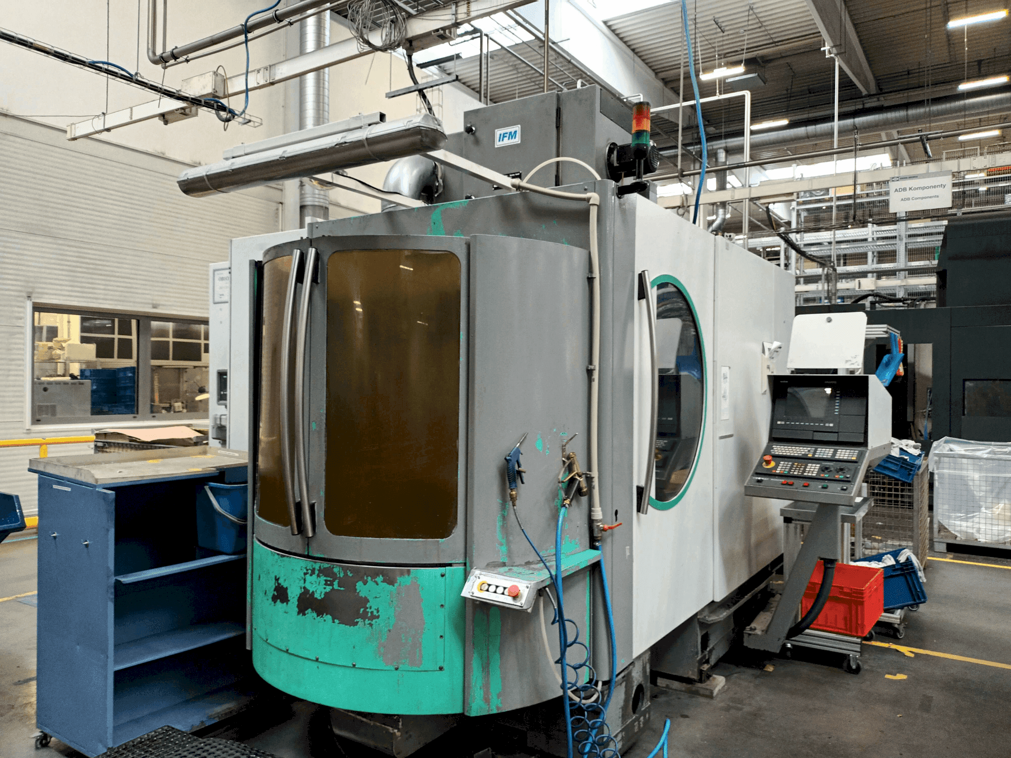 Vooraanzicht van DECKEL MAHO DMC 60H machine