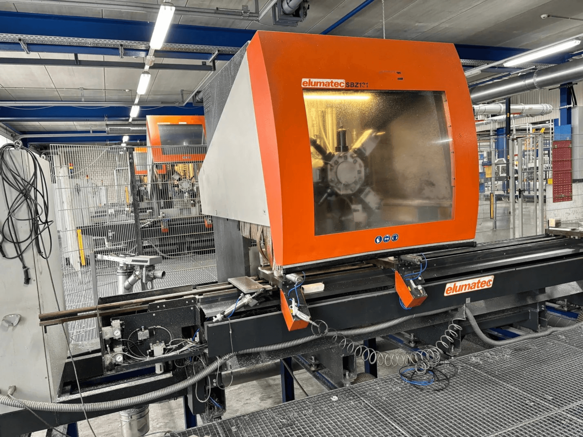 Elumatec SBZ 131 verticaal bewerkingscentrum, vooraanzicht, met het bedieningspaneel, machinedetails en de omringende werkomgeving.