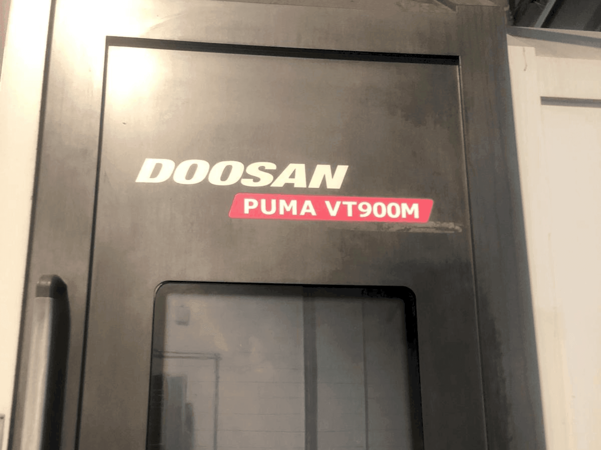 Vooraanzicht van DOOSAN Puma VT900M machine