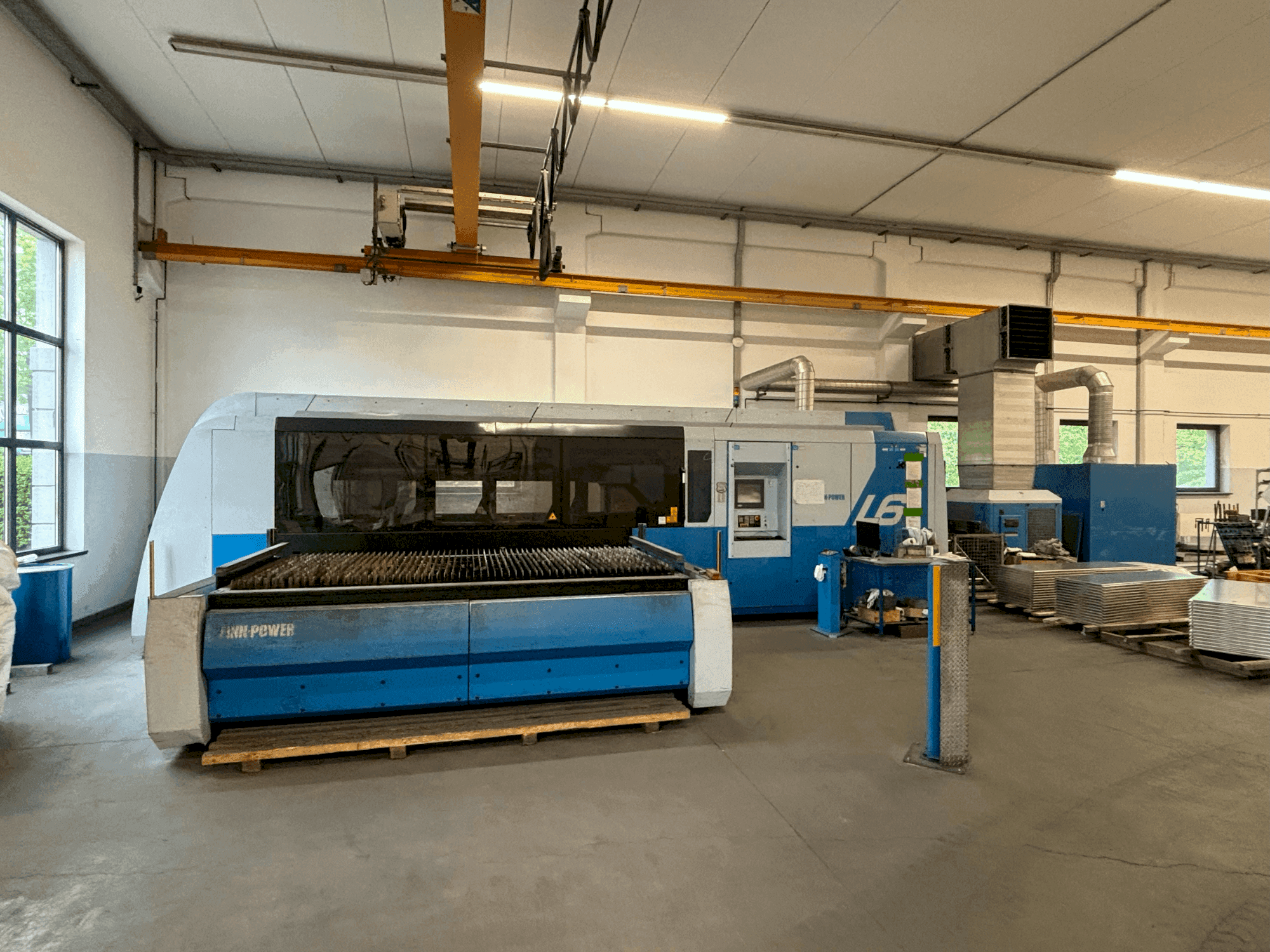 Vooraanzicht van Finn-Power L6 machine