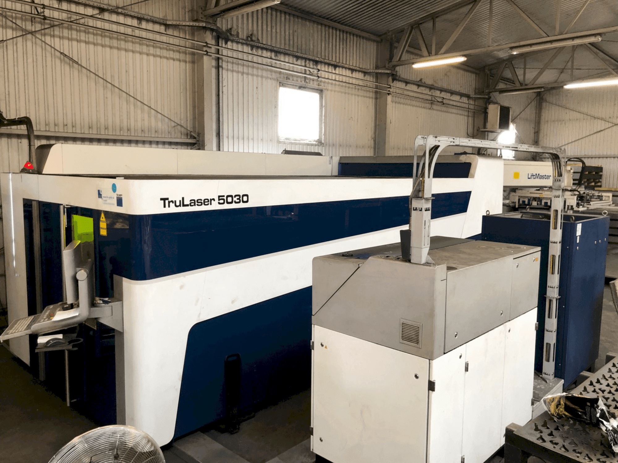 Vooraanzicht van TRUMPF Trulaser 5030 Fiber machine