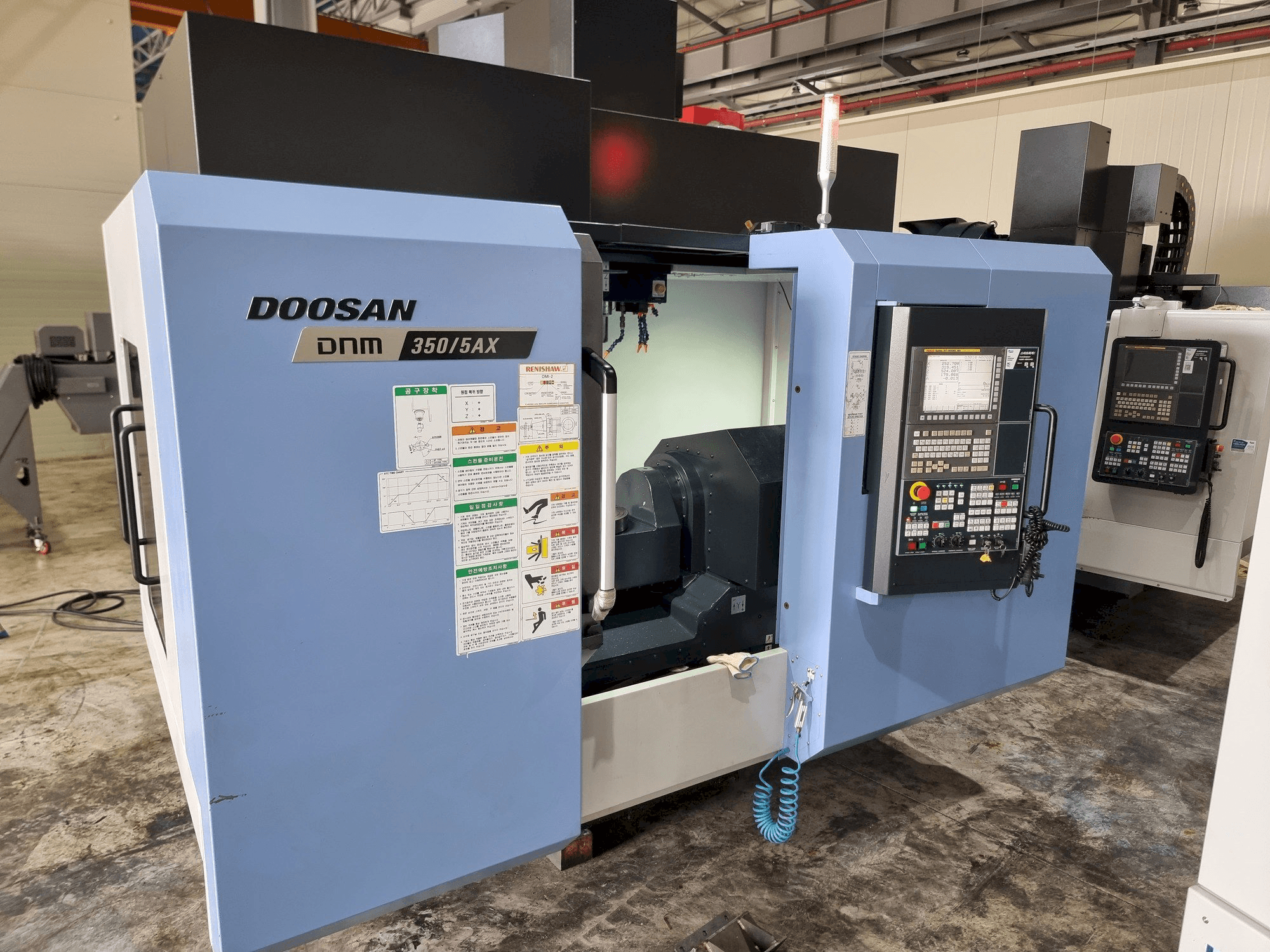 Vooraanzicht van Doosan DNM350/5AX machine