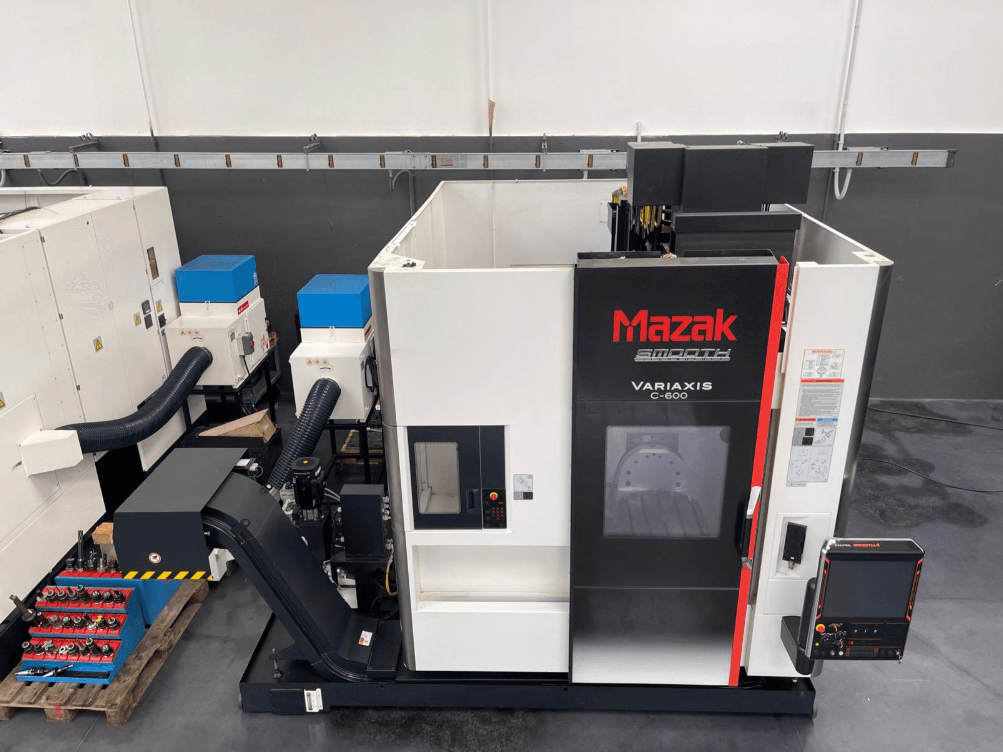 Mazak VARIAXIS C 600 verticaal bewerkingscentrum, vooraanzicht van bedieningspaneel en gereedschapopslag.