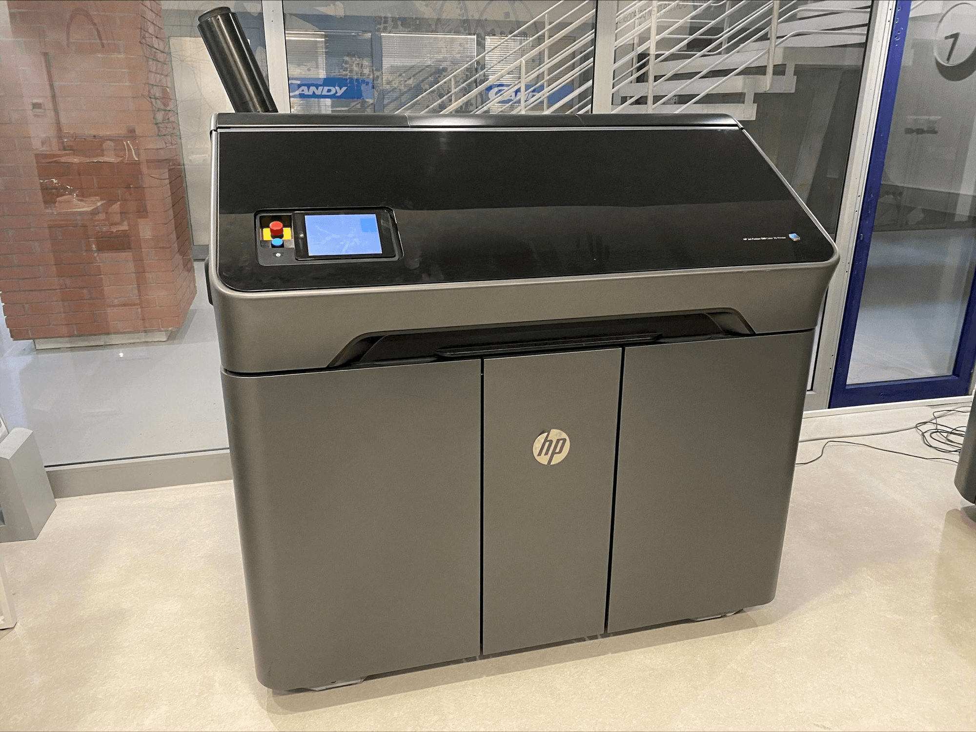Vooraanzicht van HP Jet Fusion 580 Color 3D printer M2K85A machine