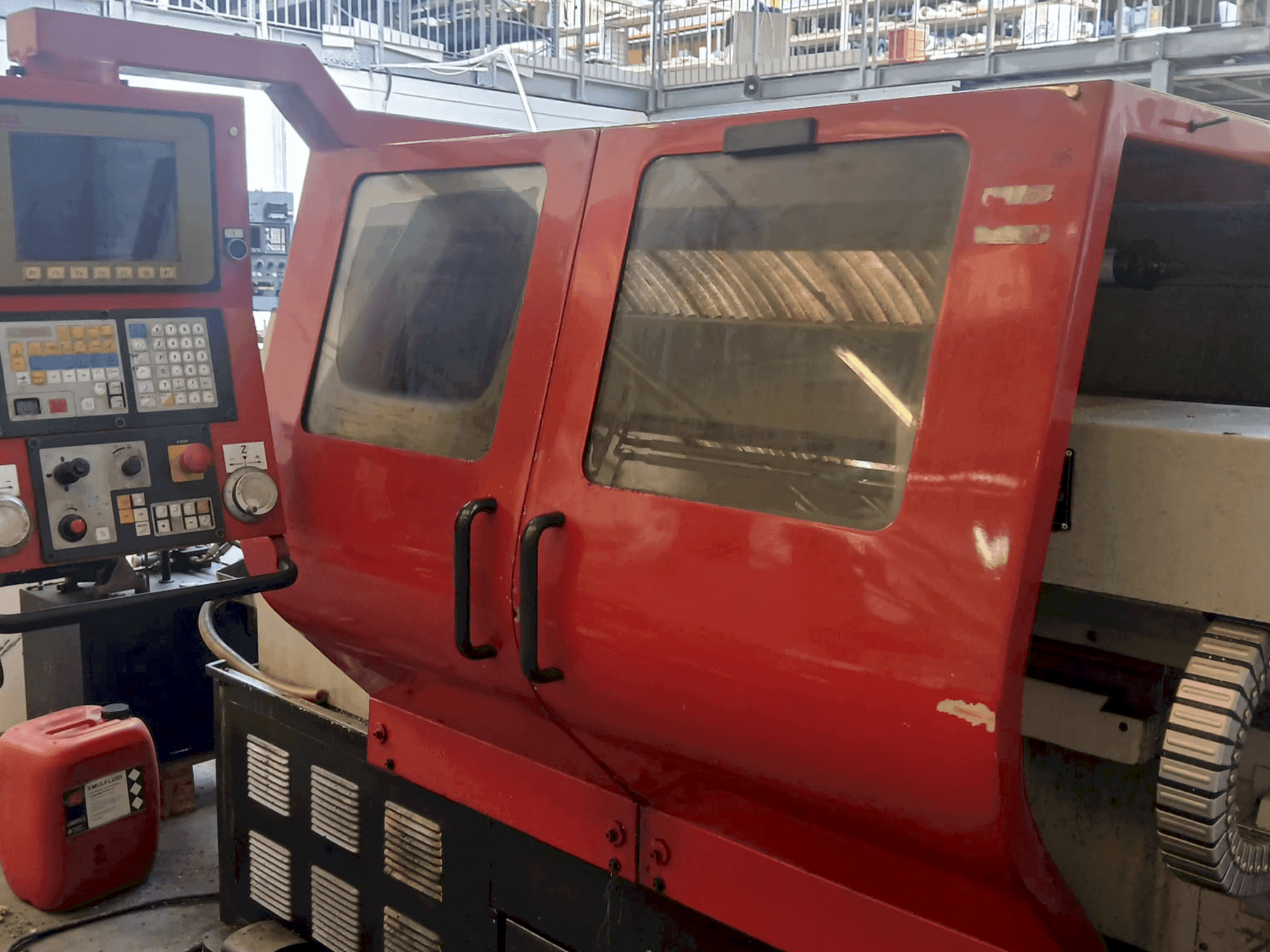 Vooraanzicht van EMCO EMCOMAT-E 200X1000 machine