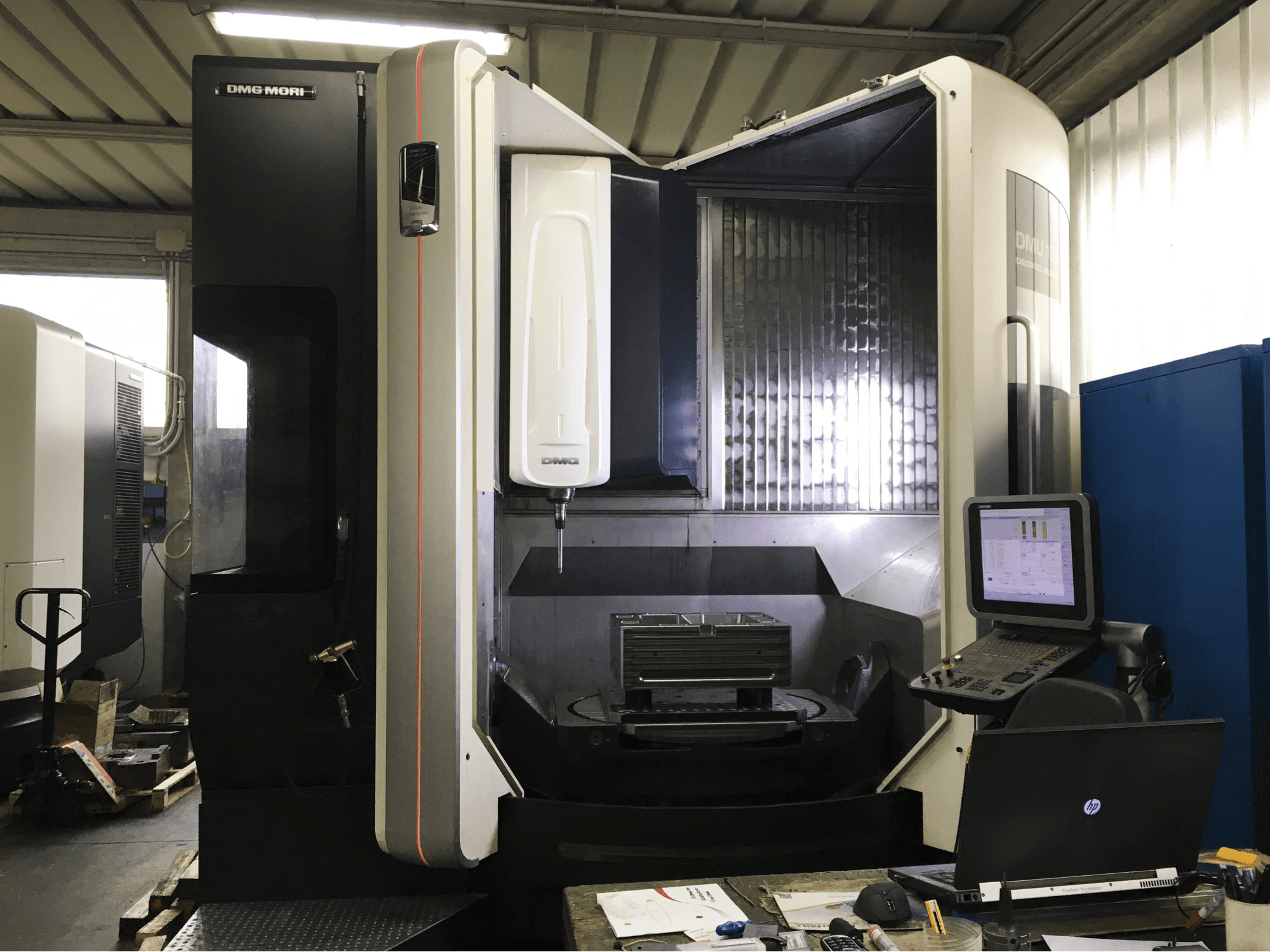 Vooraanzicht 1 van DMG MORI DMU 105 monoBLOCK machine