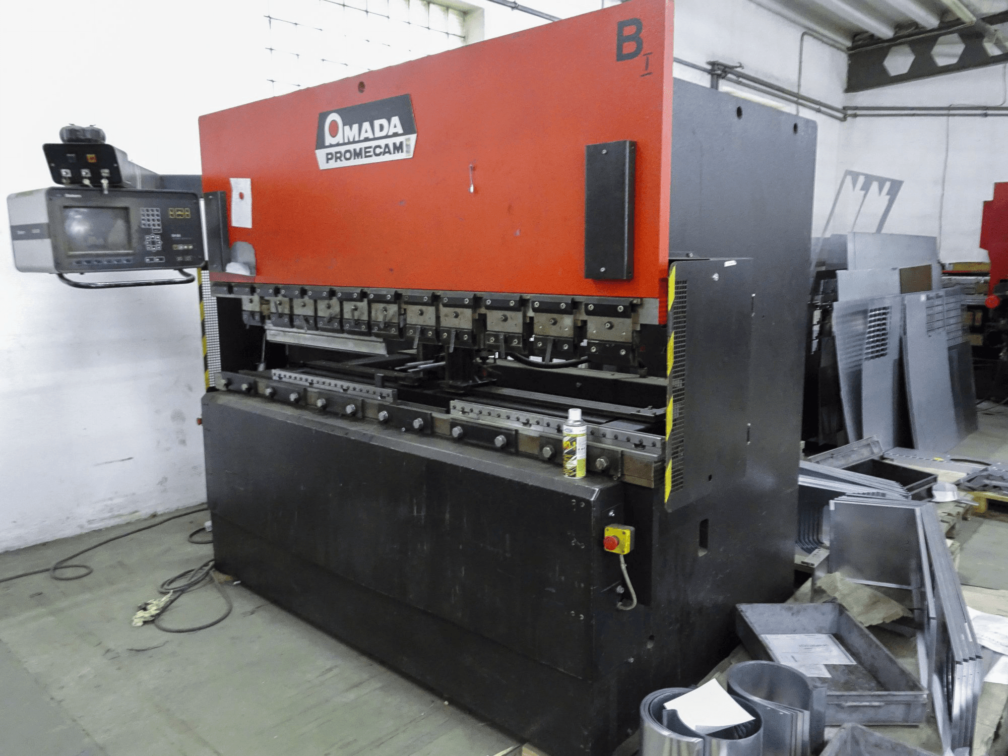Recht aanzicht van AMADA ITPS 80-25 machine