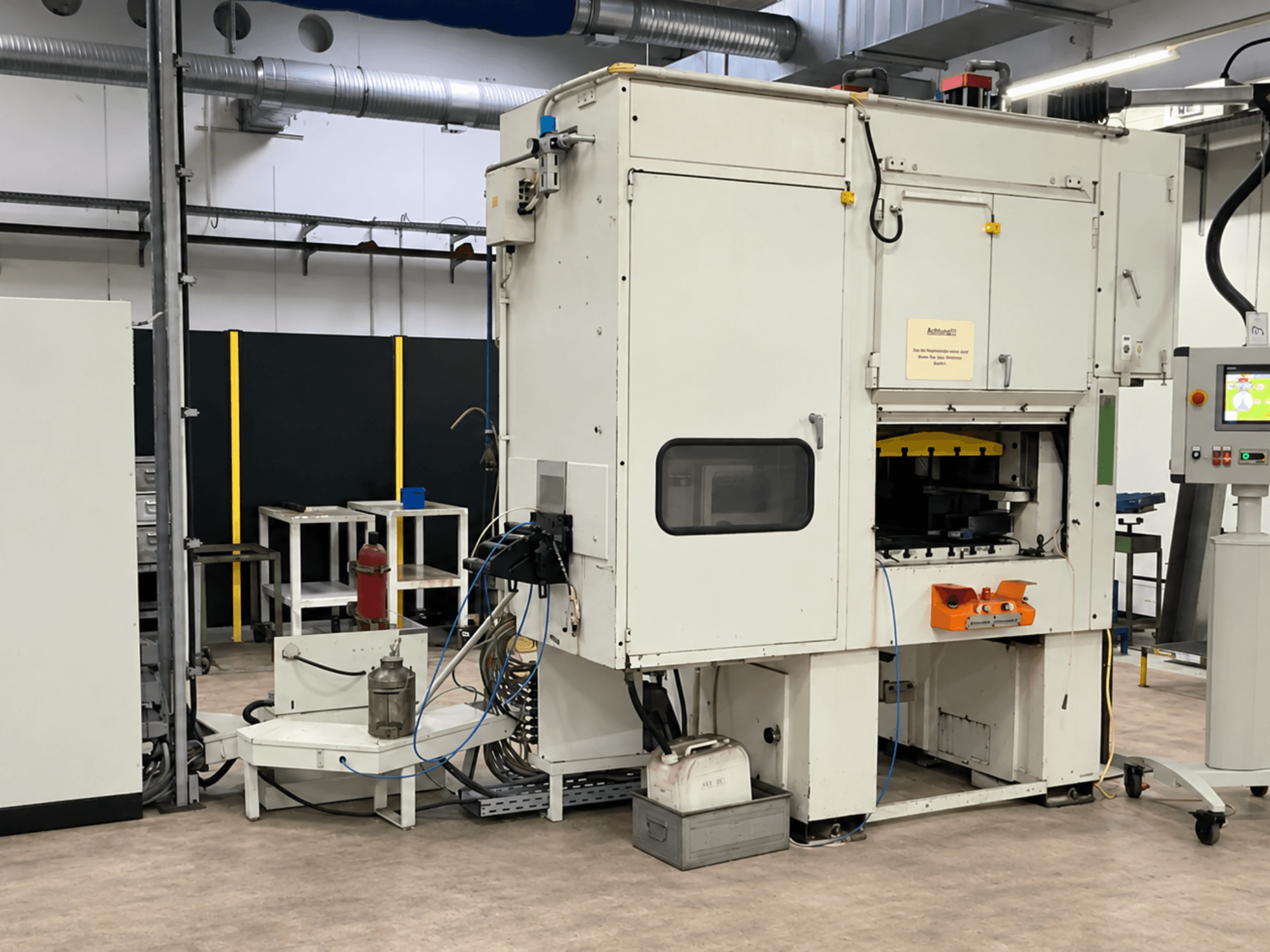 KAISER V50W mechanische hogesnelheidsstanspers – vooraanzicht, met bedieningspaneel, veiligheidsvoorzieningen en werkgebied.