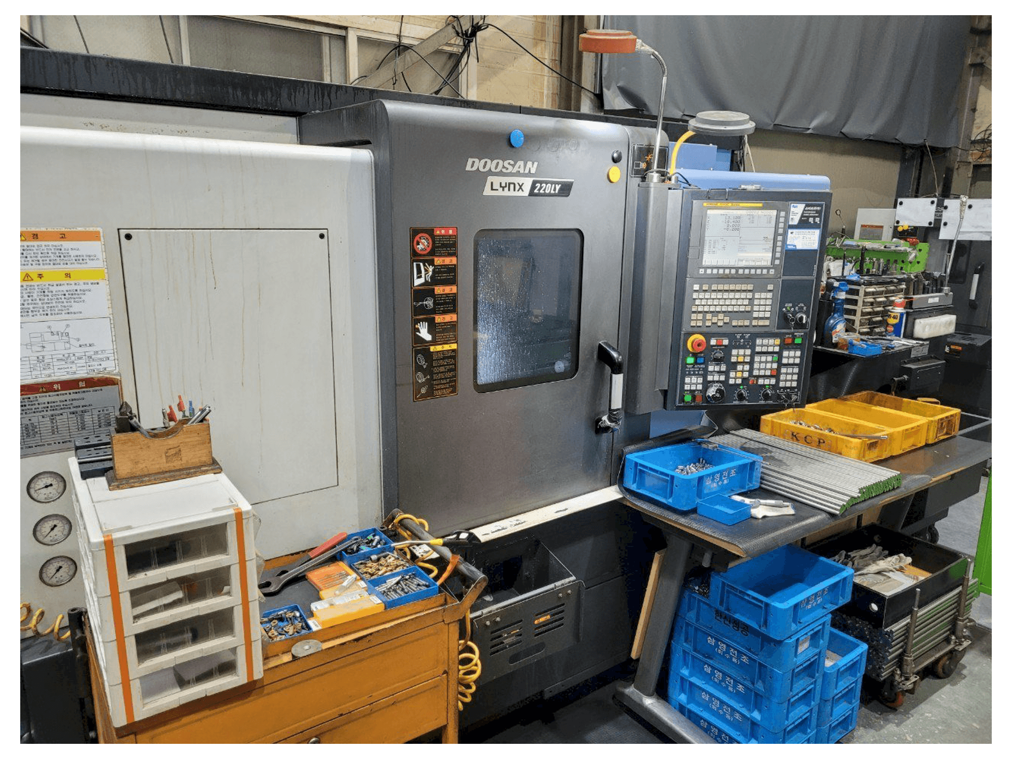 Vooraanzicht van Doosan LYNX220LYA machine