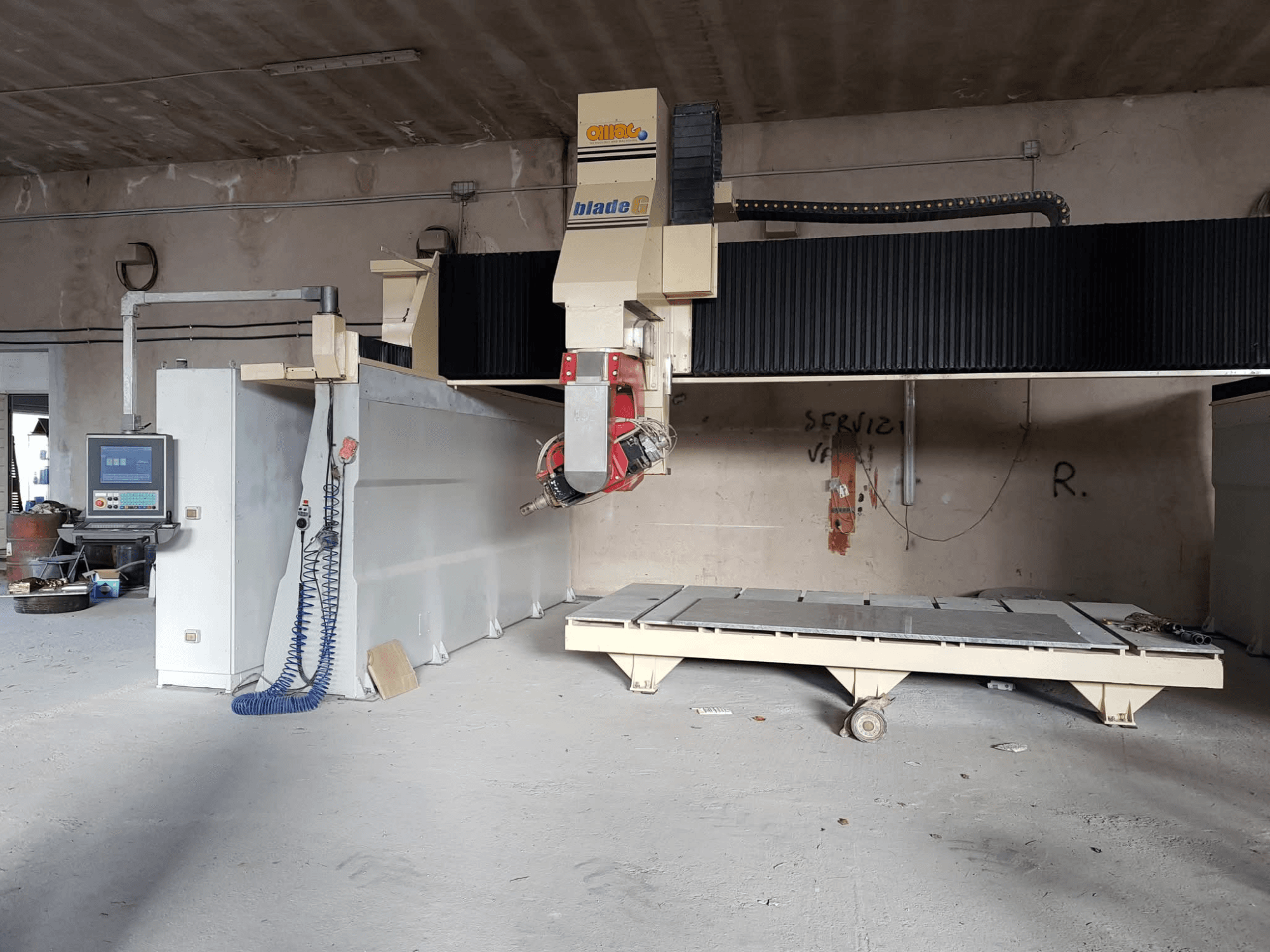 Portaalfreesmachine OMAG Blade G in een werkplaats, vooraanzicht met bedieningspaneel en groot freesbed zichtbaar.