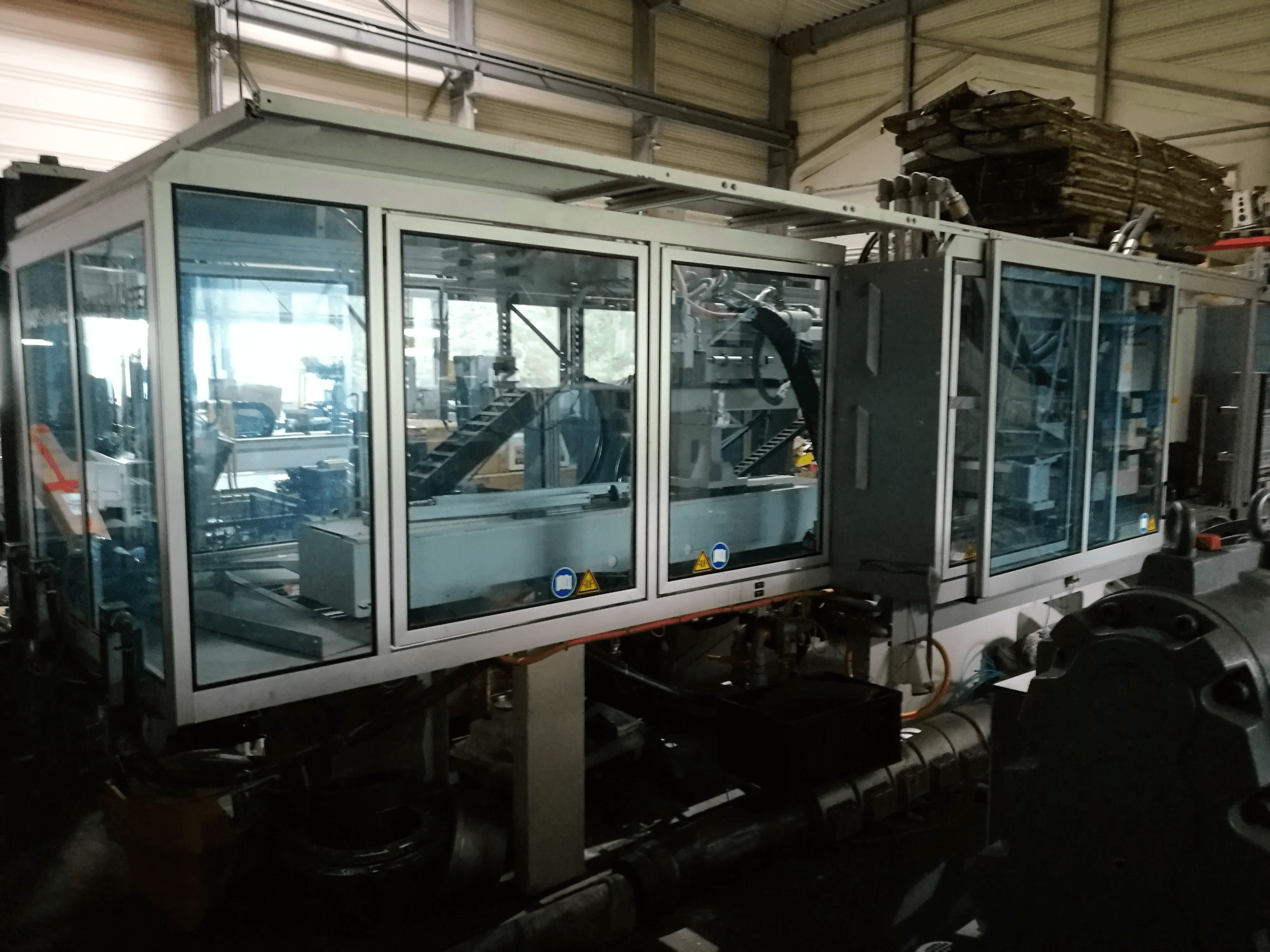 Vooraanzicht van Krauss Maffei 280-700-700 C3 Twin machine