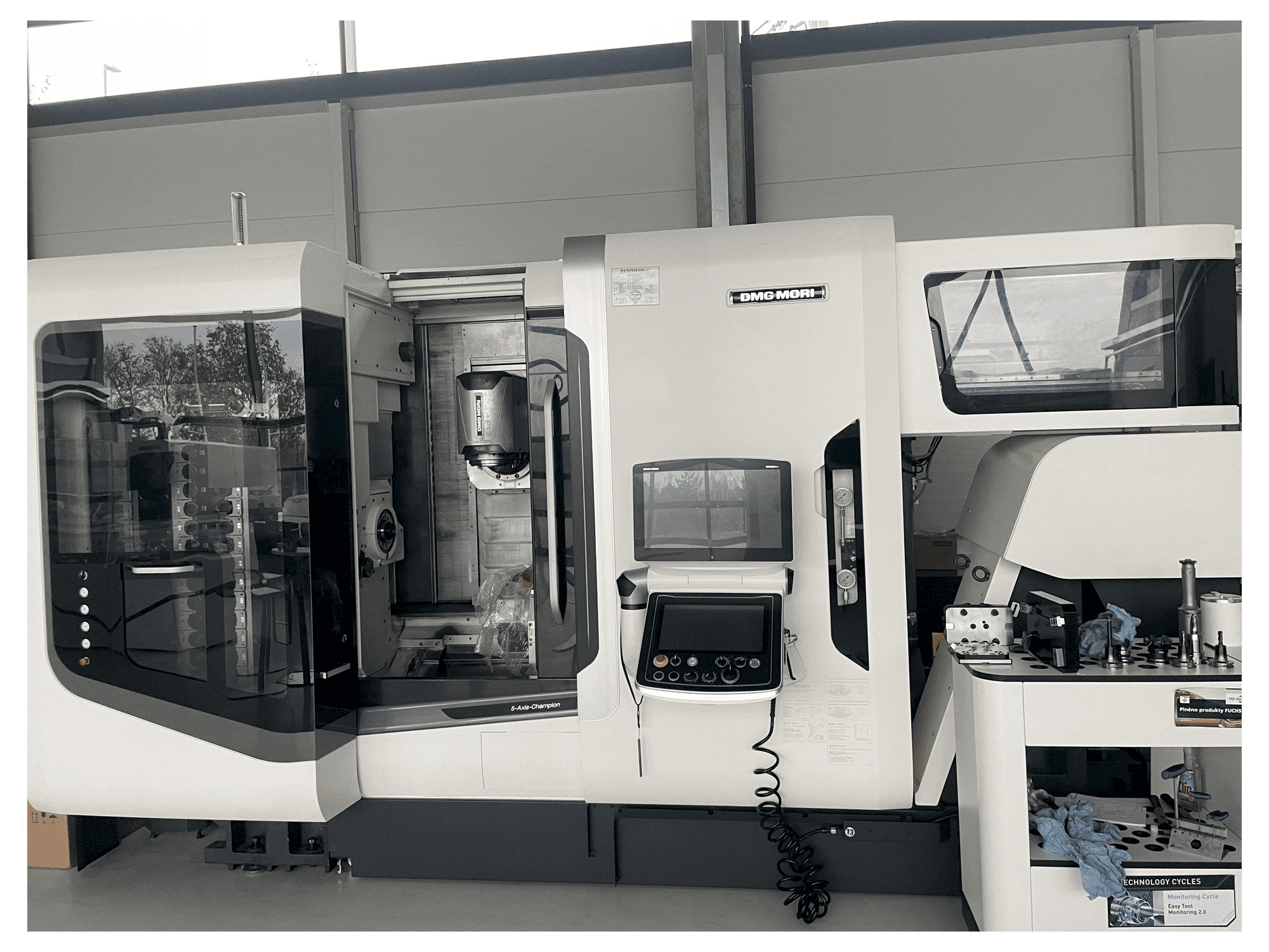 Vooraanzicht van DMG MORI NTX 1000 machine