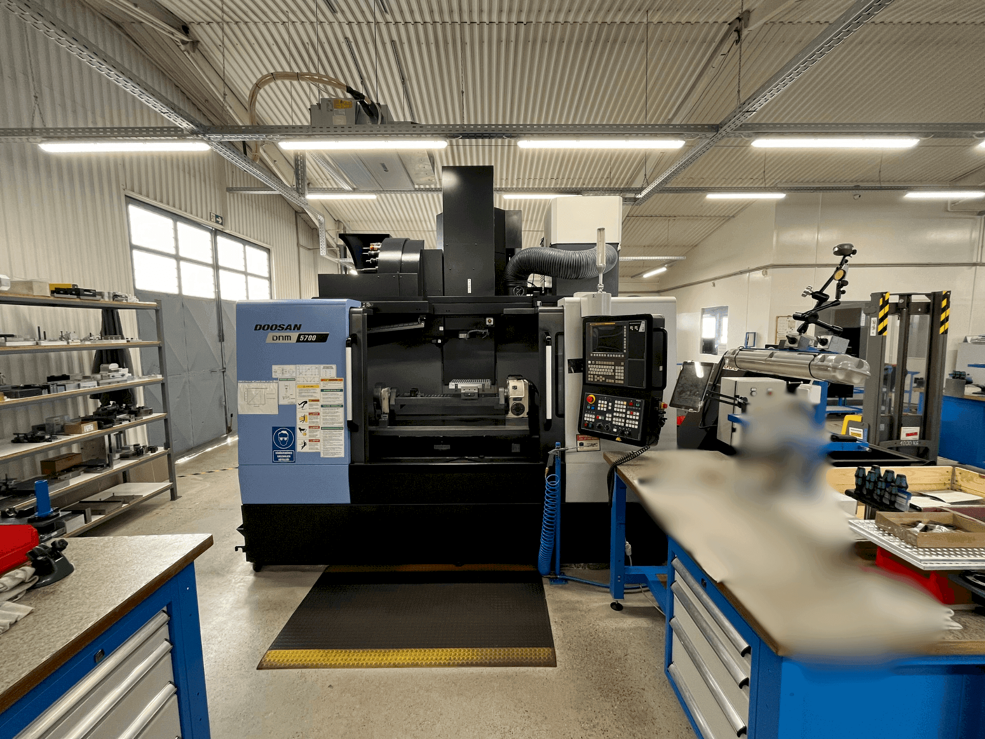 Vooraanzicht van DOOSAN DNM 5700 machine