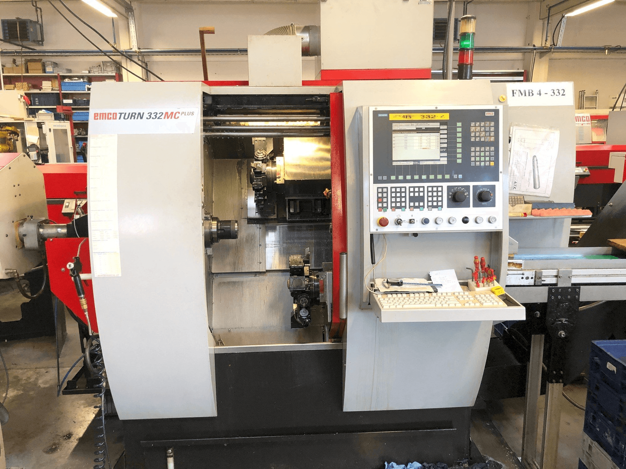 Vooraanzicht van EMCO TURN 332 MC machine