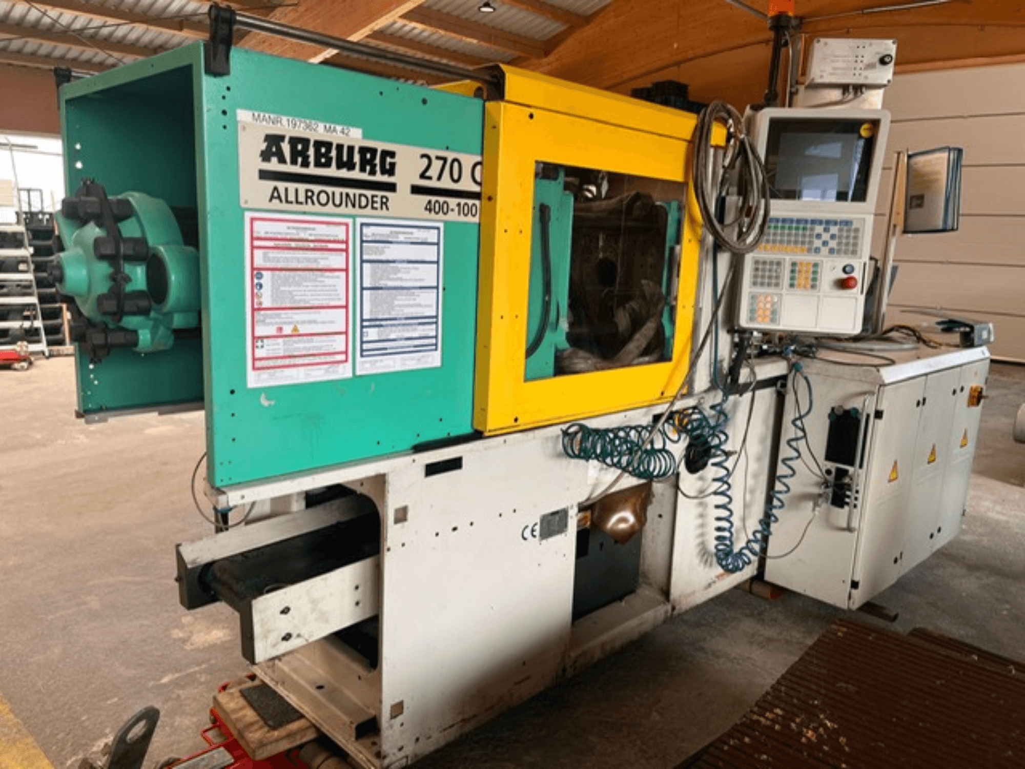 Vooraanzicht van de Arburg 270 C hydraulische spuitgietmachine, met bedieningselementen en functionele details.