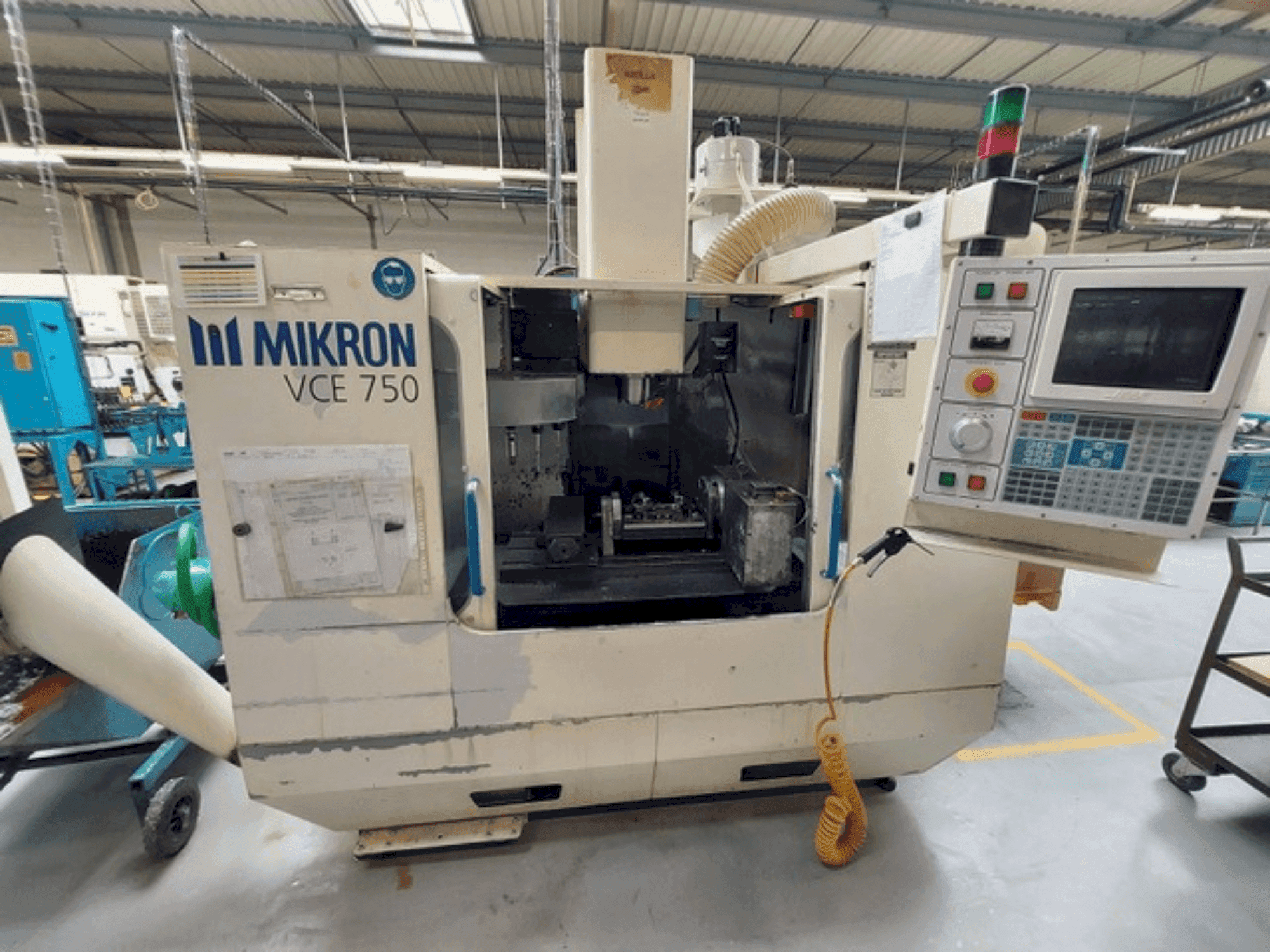 Vooraanzicht van HAAS MIKRON VCE 750 machine