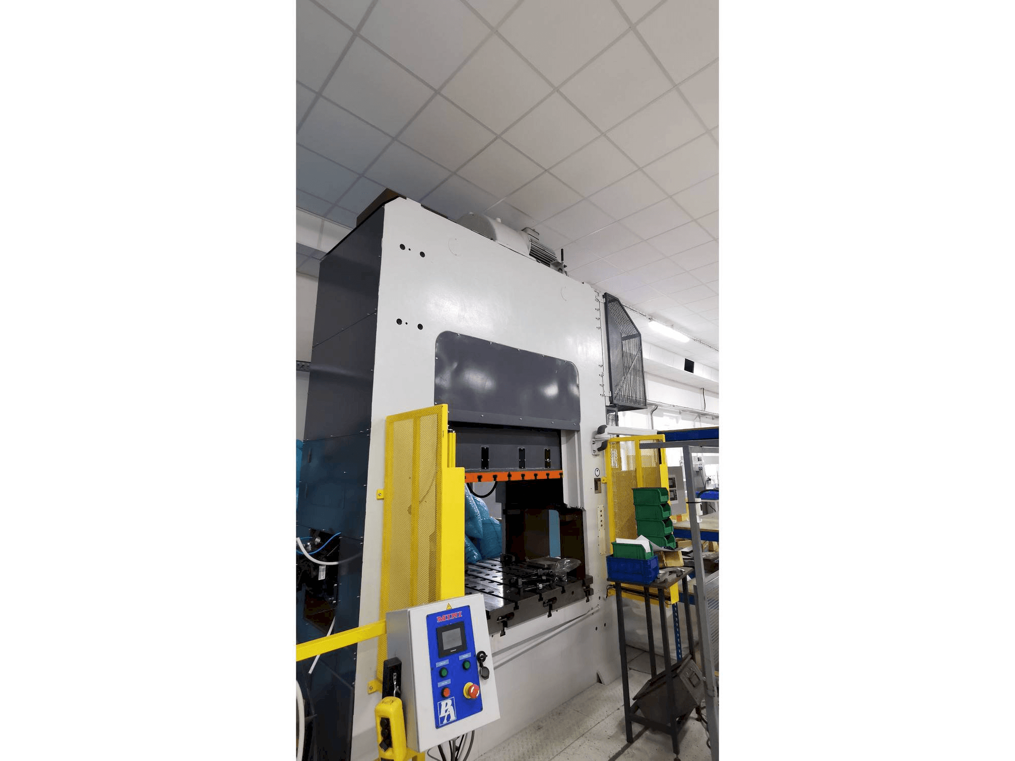 Vooraanzicht van SMERAL LKT 250D machine