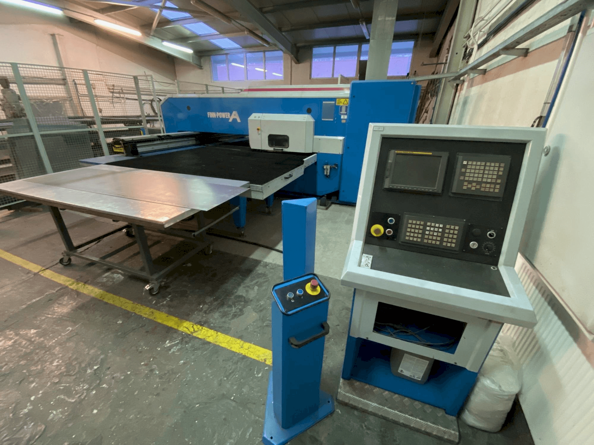 Vooraanzicht van Finn-Power A 5 F machine